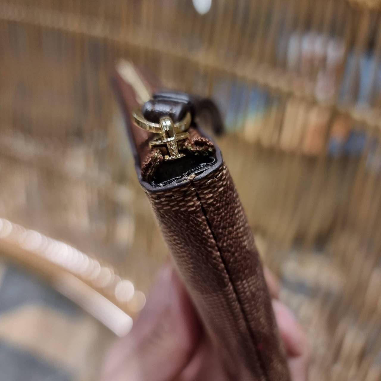 COACH 2972 CORNER ZIP WRISTLET IN SIGNATURE CANVAS WITH BUTTERFLY PRINT มาแล้วจ้า ไอเท็มสุดปัง!! ฮิตไม่เลิก!! พร้อมลวดลายสุดคิ้วท์ น่ารักน่าใช้ขึ้นไปอีก กระเป๋าคล้องมือ ขนาดเหมาะพกพา วัสดุหนังแคนวาส ภายในเป็นช่องโล่ง ใส่ธนบัตร หรือใส่บัตร ใส่เหรียญ ได้หมด