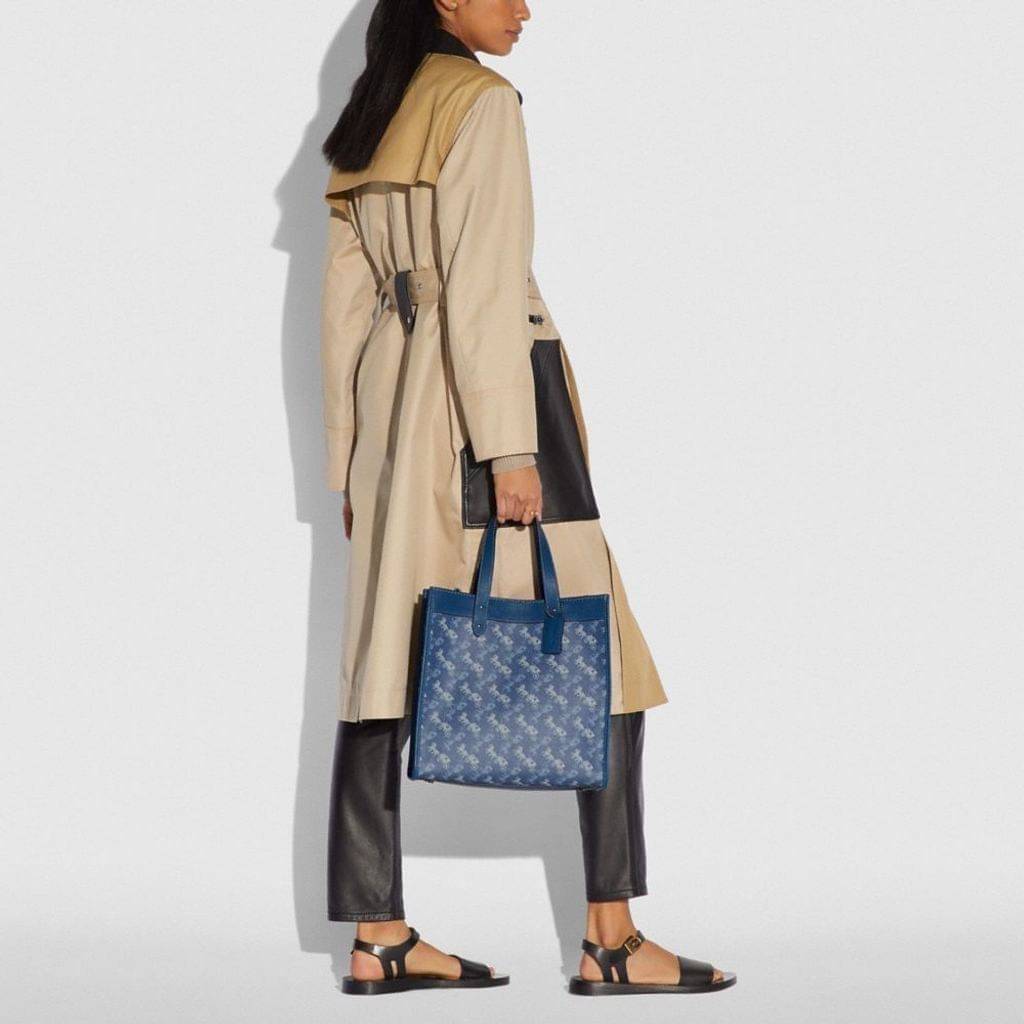 OUTLET 】Coach Field Tote With Horse And Carriage Print พร้อมส่งที่ไทย 89143 Blue True Blue Field Tote