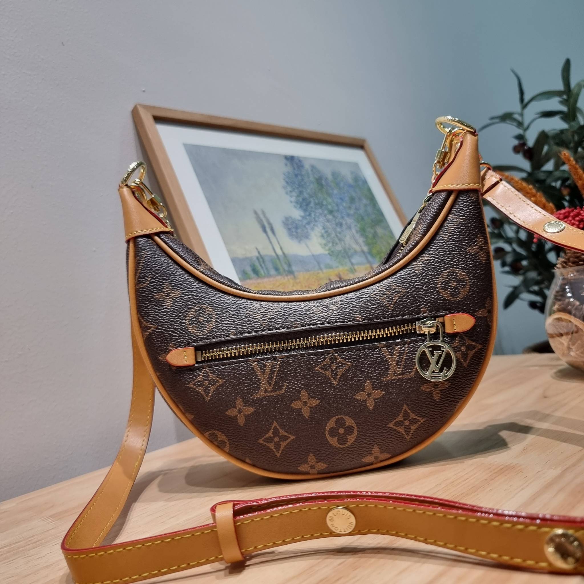 สุดยอดเดอะเบสท์ไอเท็ม ต้องยกให้เลย กับกระเป๋าสะพายทรงบาแกตต์ สวยหรู ดูแพงมาแต่ไกล LV loop bag ยังคงคลาสสิค ผู้ดี หรูหรา ขนาดกำลังพอดี ใส่โทรศัพท์ได้ทุกรุ่น วัสดุหนังแคนวาสคุณภาพ ด้านหน้ามีช่องซิปแยก สายสะพายมีมาให้ถึง 2 แบบ สลับใช้ได้เลยแบบไม่มีเบื่อ จะลุ