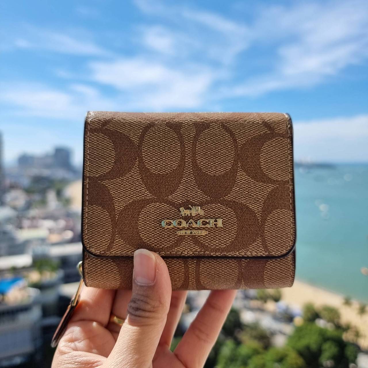OUTLET 】COACH F41302 SMALL TRIFOLD WALLET IN SIGNATURE CANVAS สวยคลาสสิค พกพาง่าย ใบเล็กน่ารักน่าใช้ ต้องยกให้ใบนี้จ้า 💗💋 ตอบโจทย์คนชอบพกน้อยที่สุด!! กระเป๋าสตางค์ใบสั้นหนังแคนวาสเคลือบคุณภาพดี ภายในเป็นหนังแท้ ใส่บัตร ใส่ธนบัตรได้ทุกชนิด 