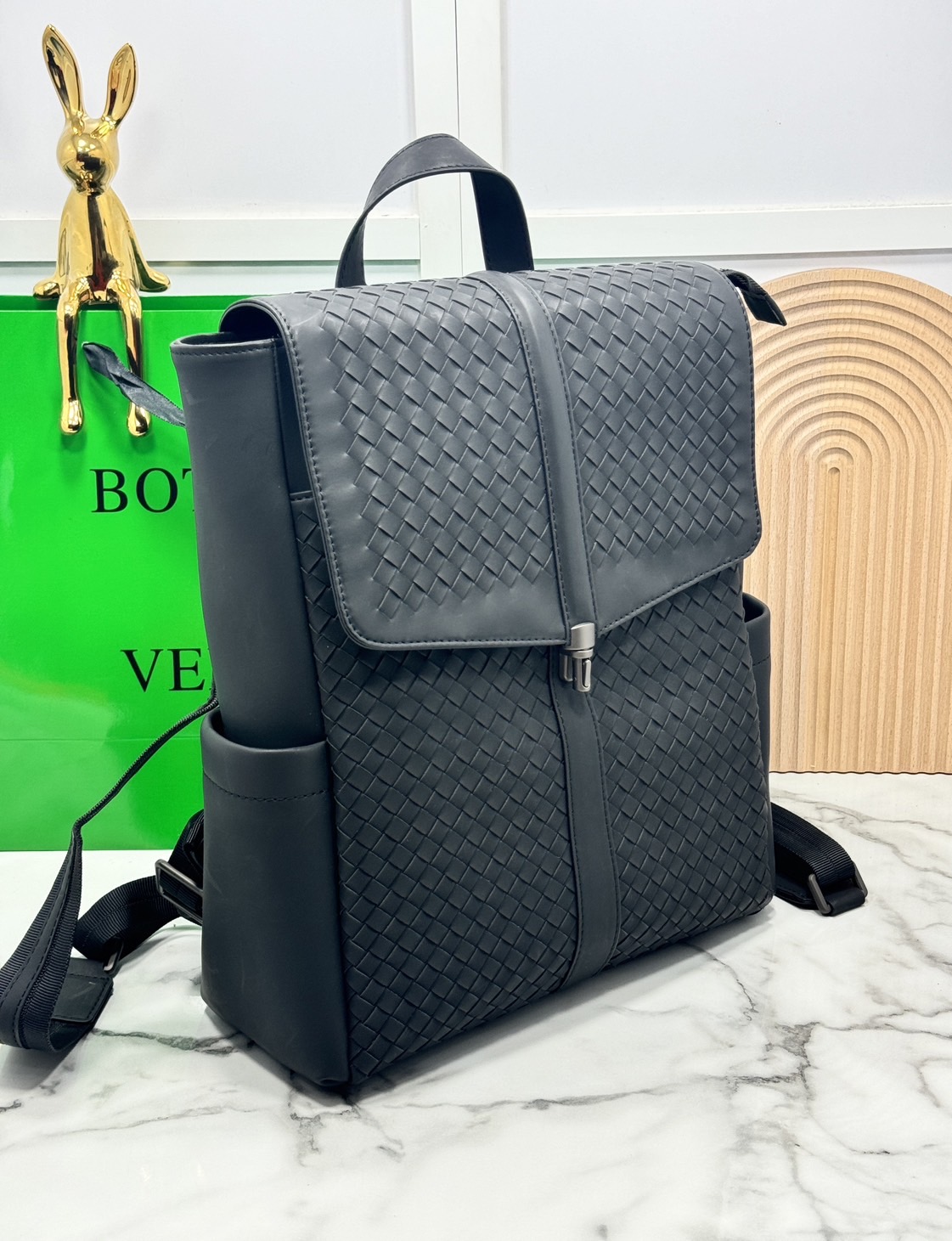 ORI หนังแท้ | Bottega Shadow Signature Flap Backpack / Bottega Backpack กระเป๋าเป้ กระเป๋าสะพายหลัง โดดเด่นด้วยงานสานตารางสวยคลาสสิคเรียบหรูเป็นเอกลักษณ์