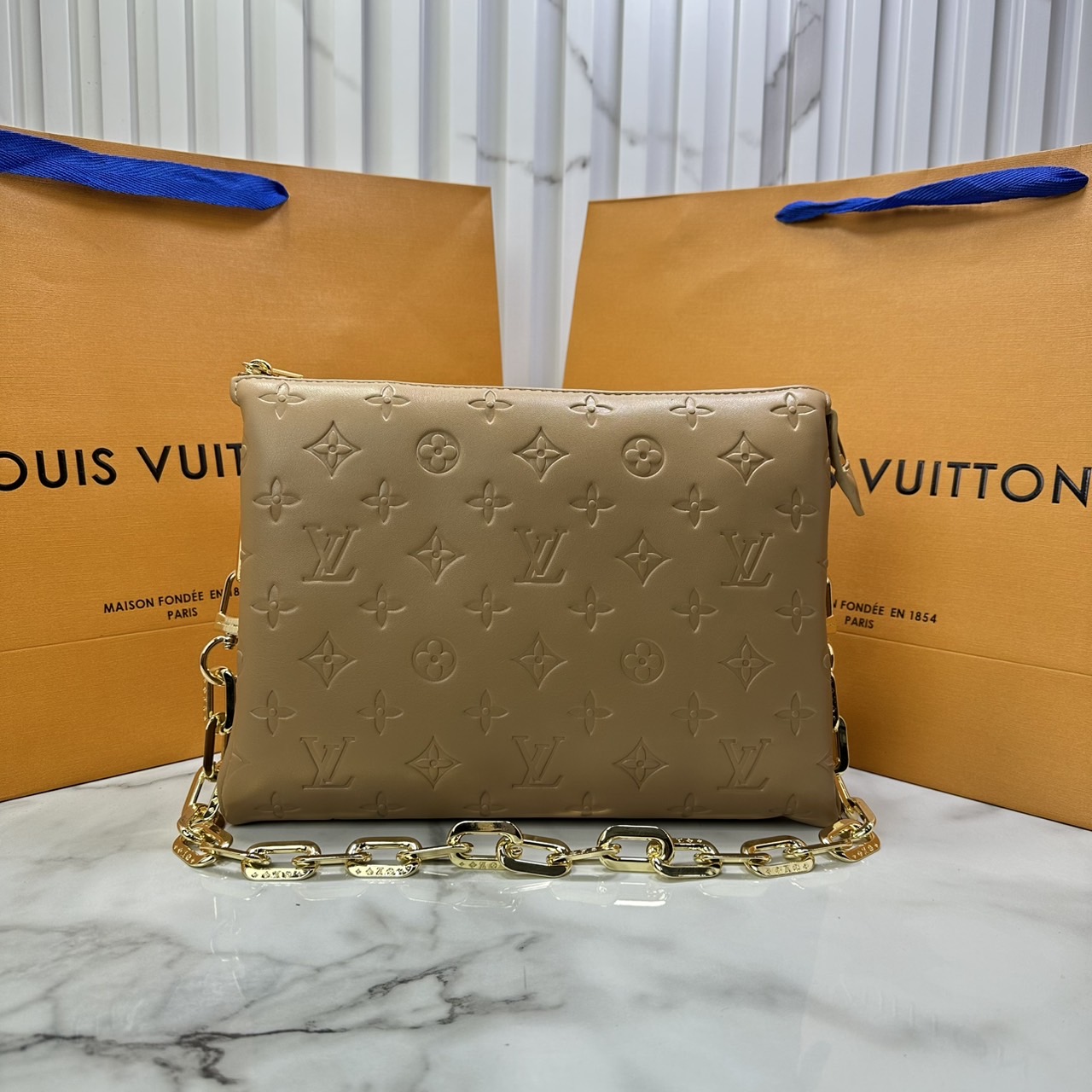 ORI หนังแท้ | LV Coussin PM bag Soft leather with Monogram pattern กระเป๋าถือสะพายไหล่ หรือถือเป็นกระเป๋าคลัทช์ หนึ่งในไอเท็มโดดเด่นจากแฟชั่นโชว์คอลเลกชันประจำฤดูกาล Spring-Summer หนังบุนวม