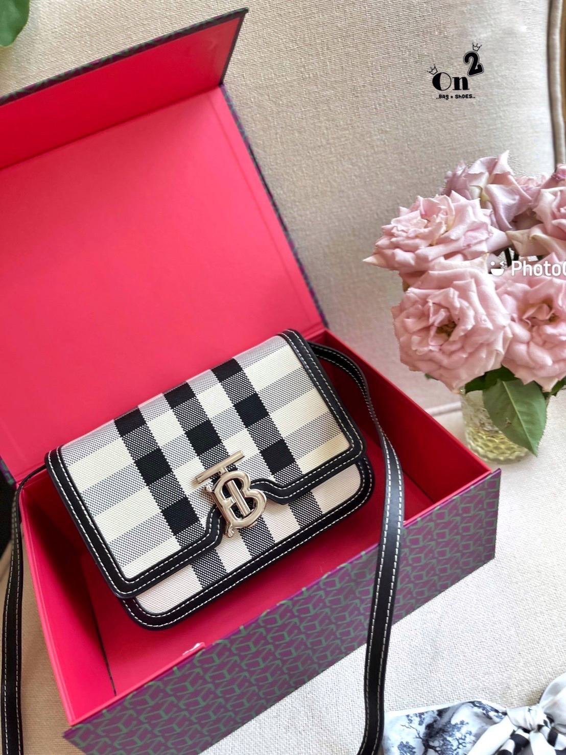 BURBERRY FRAGRANCES LEATHER CROSSBODY BAG / BB Shoulder Bag กระเป๋าสะพาย ทรงกล่อง เปิดหน้า อะไหล่ทอง สายสะพายยาวแบบครอสบอดี้ ได้ทุกลุค เกรดงานสวย.น่ารักมากๆ งานชนชอป ใช้ได้ Everyday Look เลยค่า