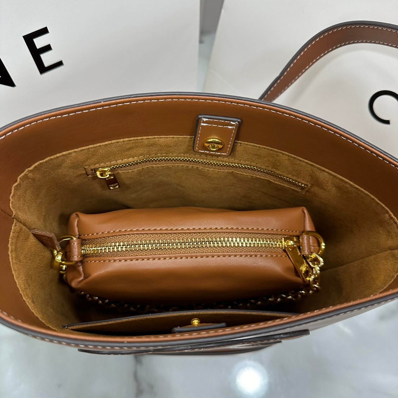 CELINE BUCKET CUIR TRIOMPHE bag in denim with full Triomphe กระเป๋าสะพายทรงบัคเก็ตเดนิม ปักลายแบรนด์สีขาวสวยโดดเด่น พิเศษพร้อมใบลูกสะดวกใช้งาน รุ่นฮิตข้ามปี งานสวยเรียบหรู ผู้ดีไปอีก