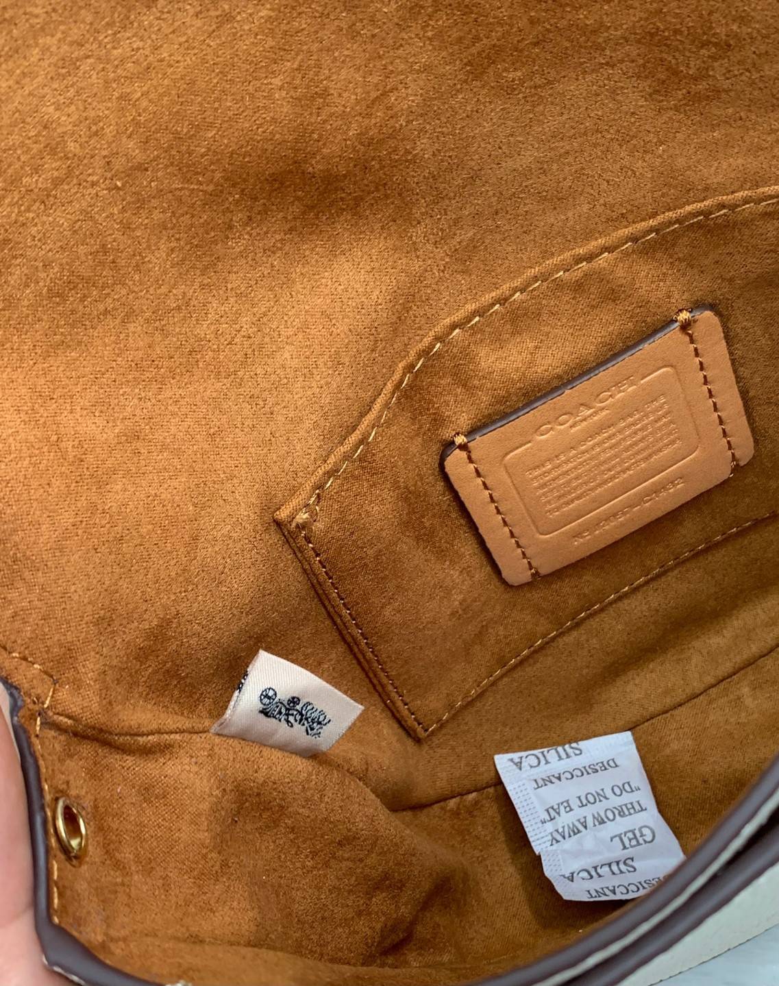 พร้อมส่งที่ไทยครบทั้ง6สีค่ะ 😘 Coach Ellen Crossbody In Signature ((C1432)) กระเป๋าทรงฮาฟมูนรูปทรงคลาสสิก ออกแบบให้มีลักษณะโค้งมน ไม่ดูเป็นทรงแข็งจนเกินไป ดีไซน์และสีของกระเป๋ายังเรียบง่าย เข้าได้กับทุกชุด สะพายครอสบอดี้ร์//สะพายข้าง หรือถือแบบคลัท