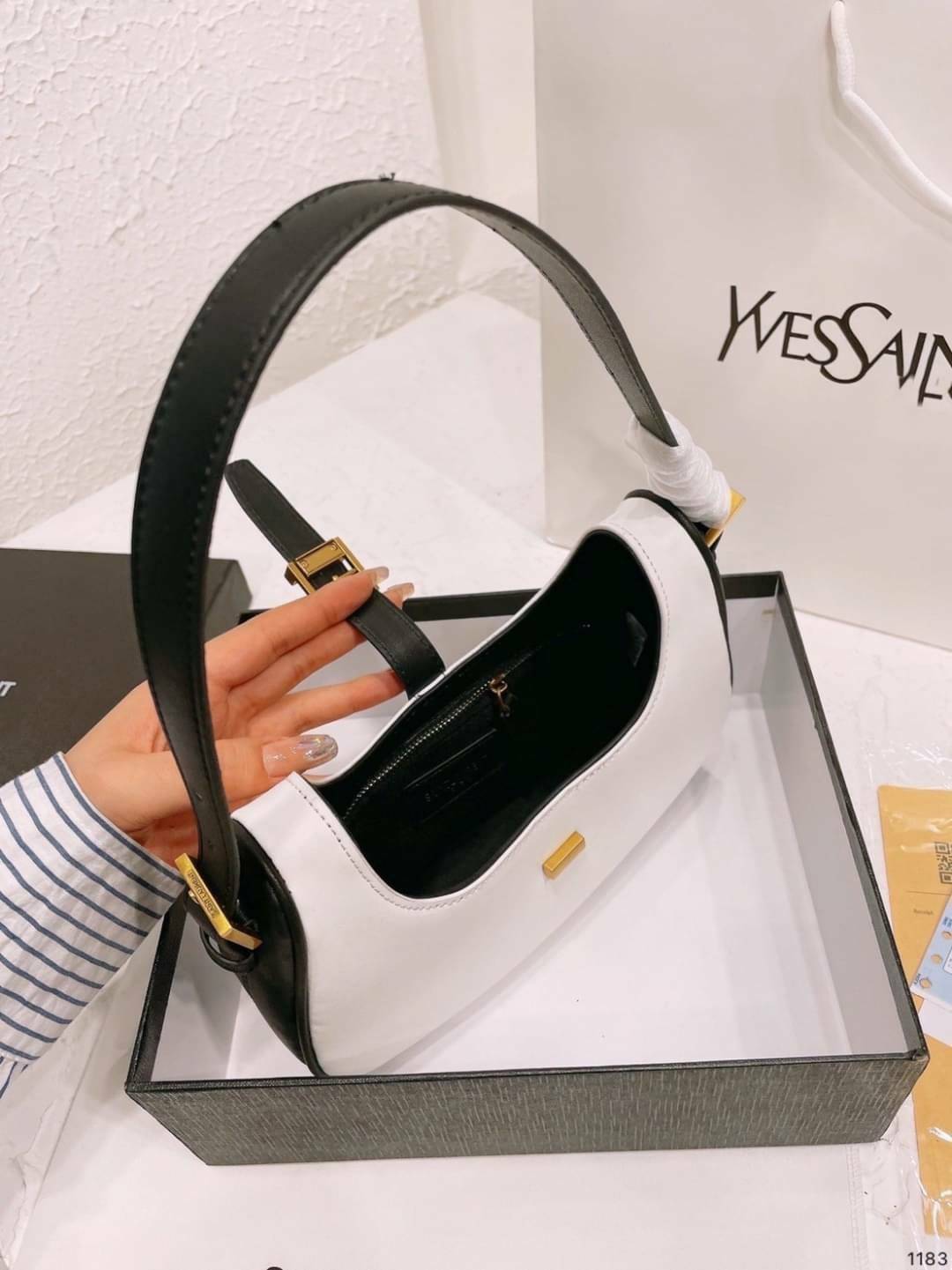 VIP 🥂 YSL HOBO LE FERMOIR / Yves Saint laurent le fermoir hobo bag in shiny leather กระเป๋าสะพายไหล่ ดีเทลหรู สวยครบทุกมุม ตอบโจทย์สาวๆทุกไลฟ์สไตล์ เพราะใช้งานได้ง่ายและสะดวก สัมผัสดีงามมากๆ น้ำหนักเบา ดูแพงที่สุด ปากกระเป๋ามีสายคาด กันของหล่นได้ร