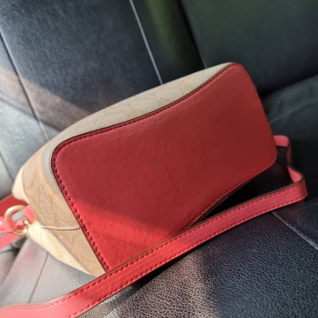 COACH 2312 SMALL TOWN BUCKET BAG IN SIGNATURE CANVAS รุ่นยอดนิยมใบเล็กมาครบสีแล้วจ้า กระเป๋าทรงบัคเก็ต สีผู้ดี๊ผู้ดี ตัวกระเป๋าดีไซน์คลาสสิคลายซี ดูโดดเด่น วัสดุหนังแคนวาสเคลือบลาย สวยคมทุกมุมจริงๆ!! เปิด-ปิดด้วยกระดุมแม่เหล็กทั้ง 2 ฝั่ง ภายในเป็นช่องโล่ง