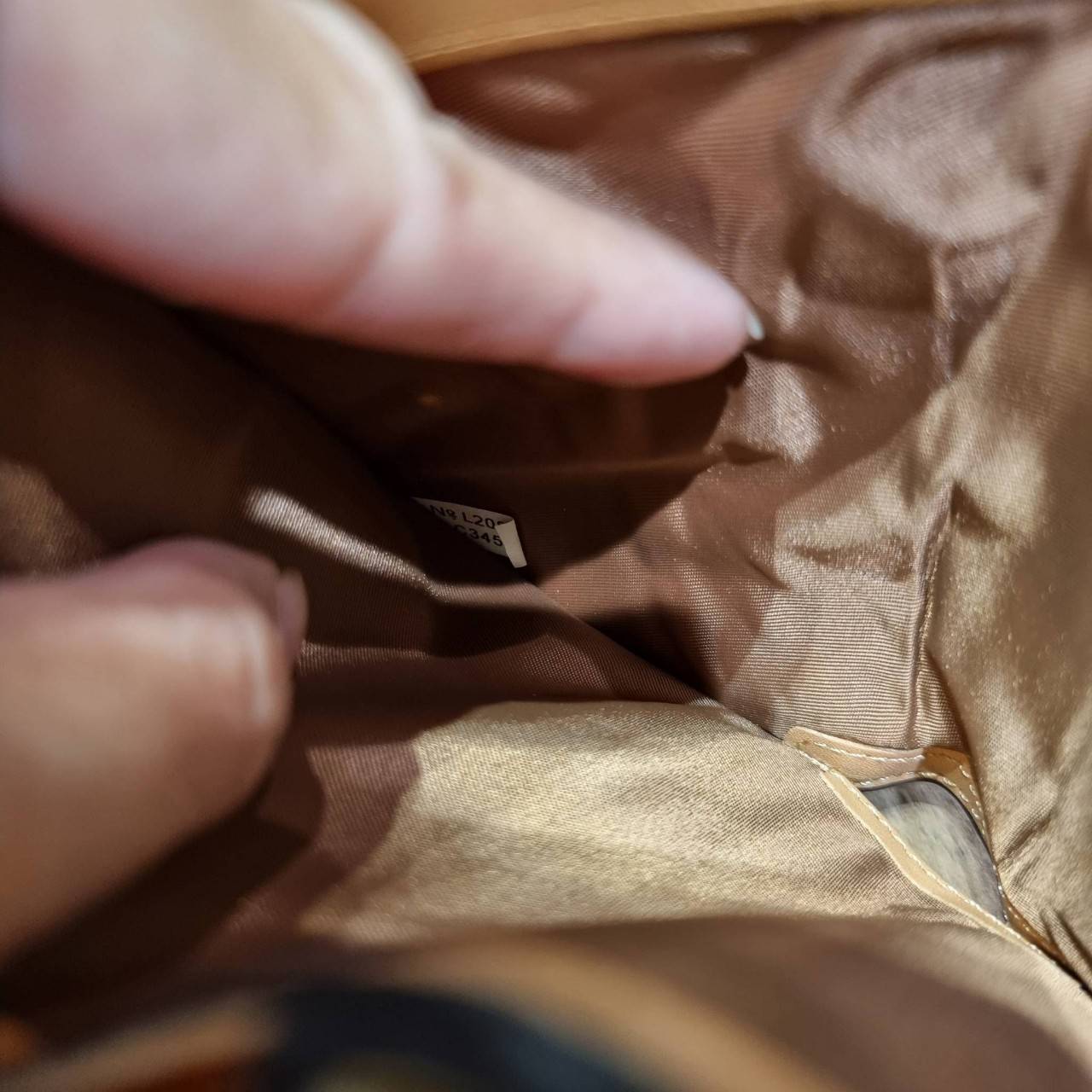 COACH C3454 MEDIUM CORNER ZIP WALLET ความหรูที่ซื้อได้!! กระเป๋าสตางค์ดีไซน์ใหม่ล่าสุด ออกแบบมาหรูดูดี ดีเทลลูกเล่นบุหนัง nappa นิ่มขึ้นเงาสวยมากๆ เปิด-ปิดใช้งานง่าย มีช่องซิปแยก มีช่องใส่บัตร ใส่ธนบัตรได้ทุกชนิด สะดวกใช้จริงๆใบนี้ สาวๆได้ไปใช้แล้วไม่อยาก