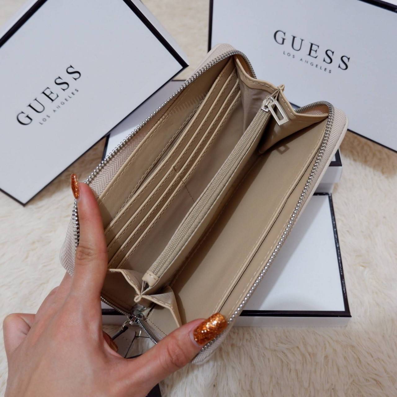 GUESS FACTORY WOMEN'S WALLET กระเป๋าสตางค์ใบยาว ดีไซน์สวยหรู วัสดุหนังนิ่ม ปั๊มลายแบรนด์คมชัด ประดับโลโก้แบรนด์สวย เปิดปิดด้วยซิปบน ภายในมีทั้ง ช่องใส่ธนบัตร แบงก์พัน และช่องใส่บัตรหลายช่องแยกเป็นสัดส่วน ภาพถ่ายจากสินค้าจริงสวยน่าใช้ค่ะ สาวๆที่กำลังห