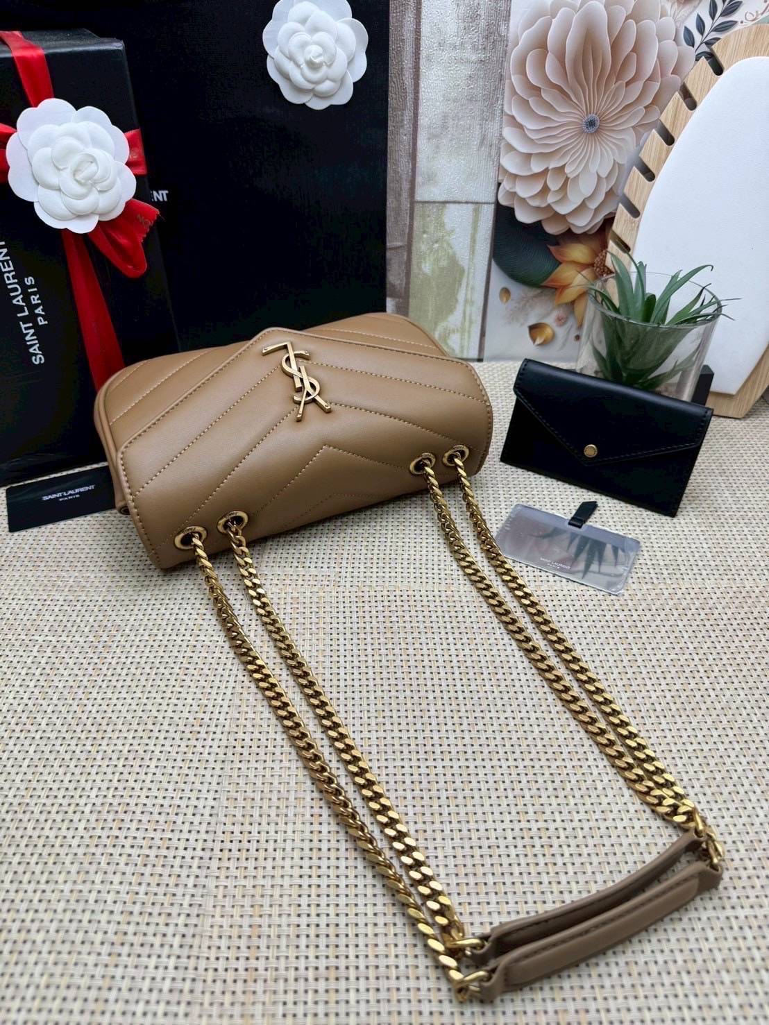 ORI หนังแท้ | YSL LOULOU small in MATELASSÉ กระเป๋าสะพายสายโซ่าีทองหรูหรา งานหนังแท้เนื้อนุ่มตะเข็บเย็บลายเชฟรอนสวยหรูโดดเด่นเป็นเอกลักษณ์ 🤍 เกรดออริจินอล หนังแท้