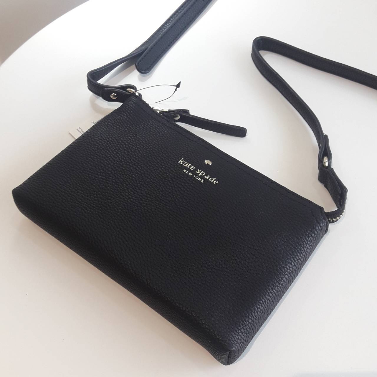 KATE SPADE NEW YORK กระเป๋าสะพายขนาดเล็ก หนังนิ๊มนิ่ม เปิดปิดด้วยซิป มีที่จับหนังเก็ๆ ด้านในมีช่องซิป+ช่องใส่ของจุกจิก ใส่กปต.สั้น + มือถือได้ทุกรุ่น น้ำหนักเบา สายพะพายปรับได้แบบเข็มขัด สะพายชิวๆ Minimal look น่ารักมากๆค่ะ