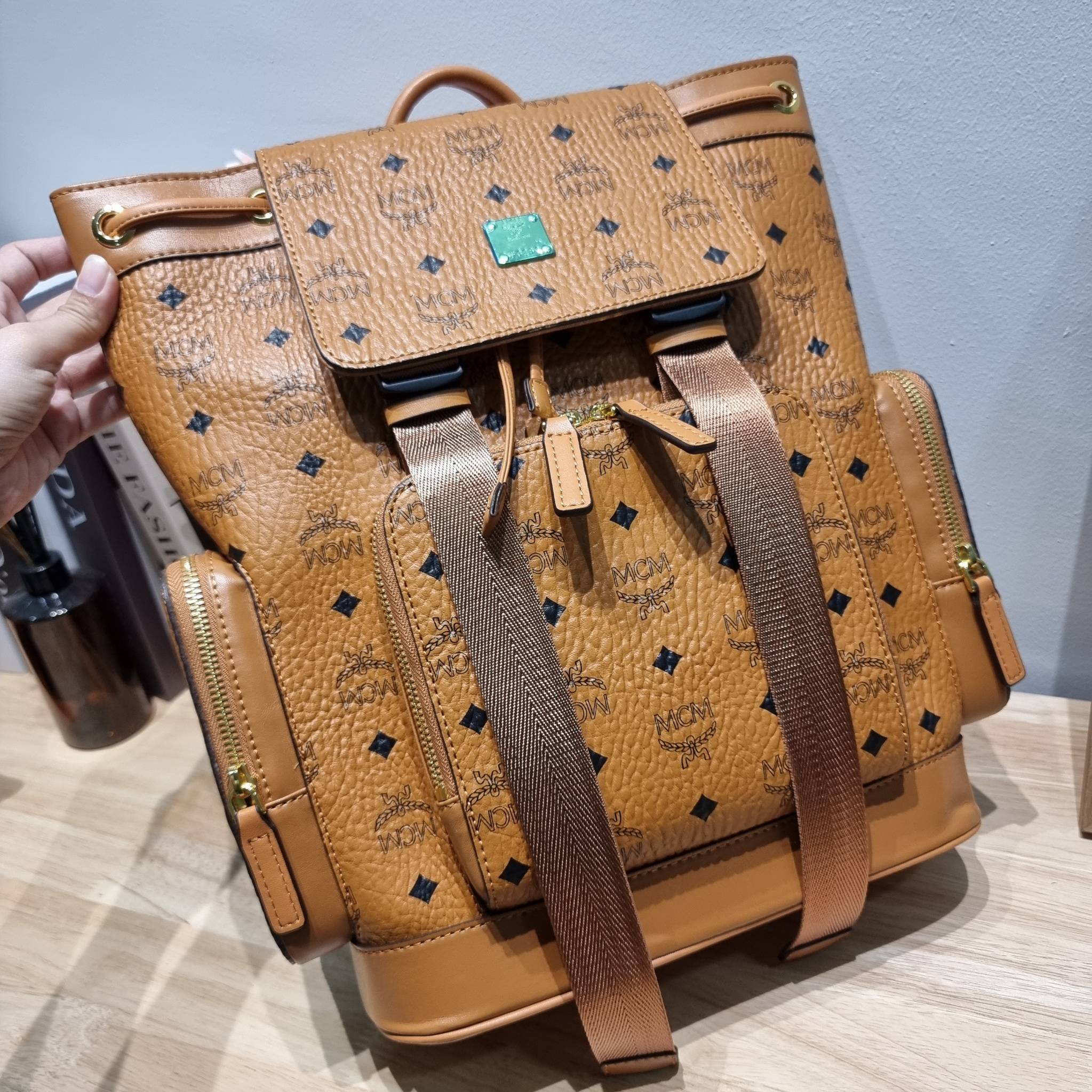 M.C.M SMALL BRANDENBURG BACKPACK IN VISETOS อีกหนึ่งไอเท็ม เอาใจสายเที่ยวแบบจัดหนัก ไม่รู้จะมีใบไหนคุ้มได้มากกว่านี้อีกแล้ว กระเป๋าเป้ใบใหญ่กำลังดี ดีไซน์ไม่ซ้ำใคร ฟังก์ชั่นการใช้งานตอบโจทย์หลายๆคนแน่นอน