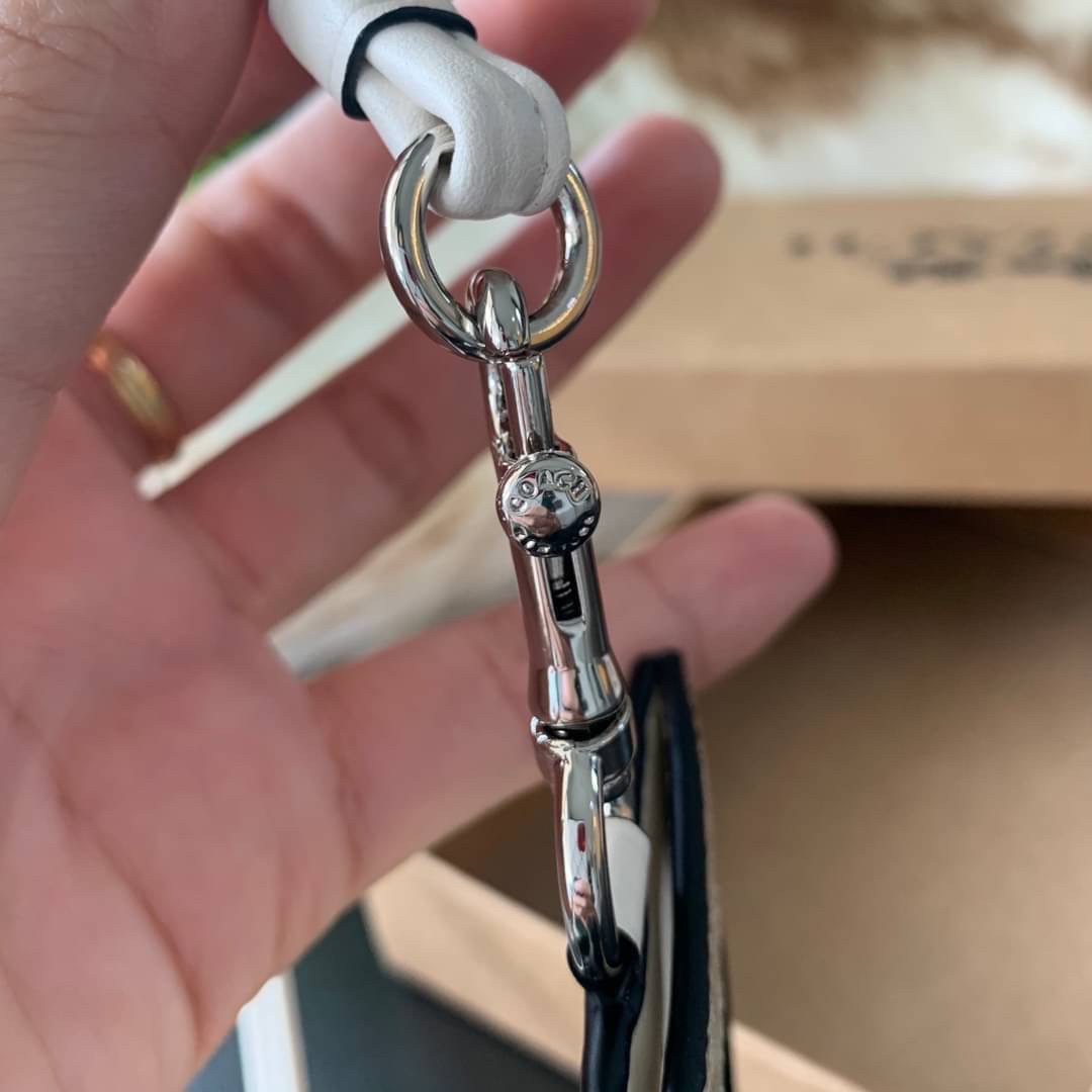 COACH F63274 ID LANYARD IN SIGNATURE COATED CANVAS กระเป๋าใส่บัตรคล้องคอ ลาย C ทั้งใบ ด้านหน้าตกแต่งชื่อแบรนด์ สวยมากกก ใส่บัตรพนักงาน และบัตรต่างๆ มาพร้อมสายคล้องคอ สายถอดออกได้ ตัวกระเป๋ามี 3 ช่องค่ะ