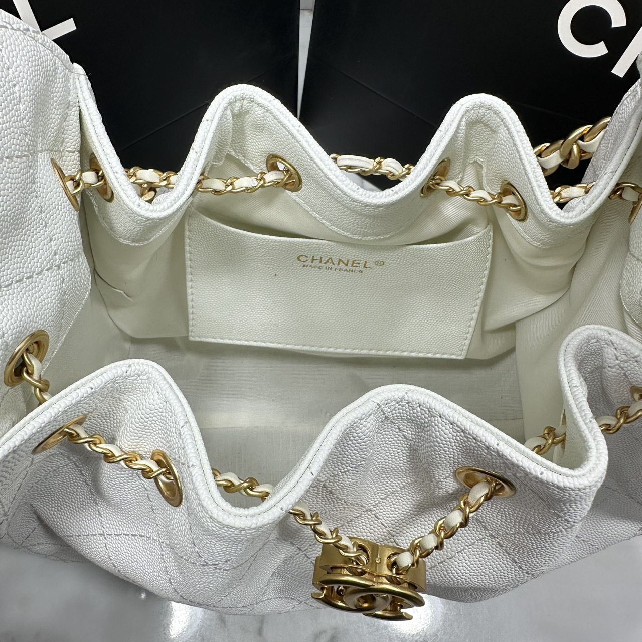 ORI หนังแท้ | 25cm CHANEL 25 Small Handbag Spring-Summer 2025 กระเป๋าสะพายรุ่นใหม่สุดฮอตแห่งปี หนังแท้ลายเกรน ที่สุดแห่งความไอคอนิก มาพร้อมใบเล็ก อะไหล่สีทองสวยหรู
