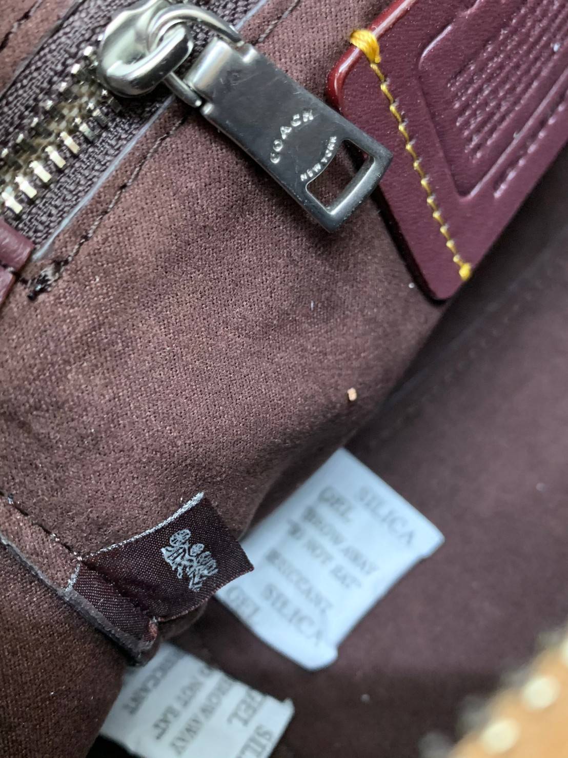 COACH COURIER CARRYALL 23 IN COLORBLOCK SIGNATURE CANVAS พร้อมส่ง 7 แบบ พร้อมส่ง ลุคดูไฮสุดๆค่ะ! กระเป๋าสะพายหนังหรูหราและคลาสสิค หนังแท้ชั้นดีที่สุด น้ำหนักเบา หนังสวยมากก สัมผัสแล้วหลงรักแน่นอนจ้าา😘