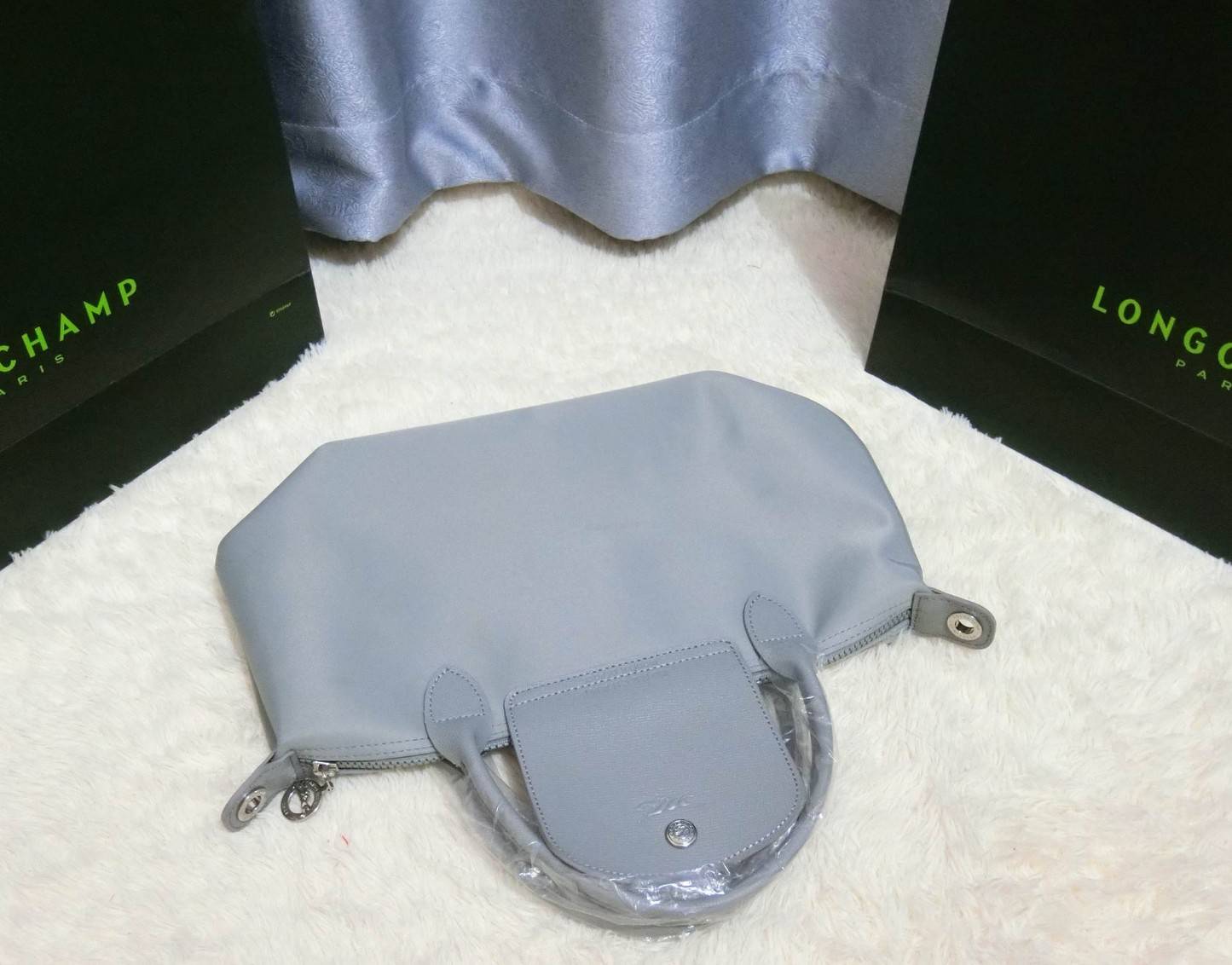 Longchamp Size S สินค้าใหม่ ของแท้!! เป็นล็อตผลิตเกินออเดอร์จากโรงงาน มาพร้อมการ์ด/ถุงผ้าแบรนด์/ถุงกระดาษแบรนด์ Size S: 25 x H. 23 x 16 cm. Color: Dusty Grey 274