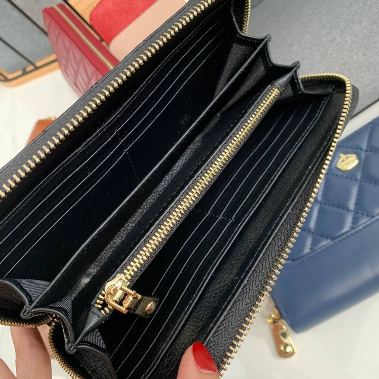 กระเป๋าสตางค์ Size ยาว ซิปรอบ สวยรับเงินมากใบนี้ คอนเฟิร์ม 💵💵 ใครกำลังหากระเป๋า size ห้ามพลาดนะคะ หนังสวยจริงๆ หนังวัวแท้ ตีตาราง นิ่ม ฟู ใช้หนังเกรดดีที่สุด สวยมาก KEEP • Super Rich ( Long )• กระเป๋า สตางค์ขนาดยาว ซิปรอบ ภายใน จุของคุ้ม ใ