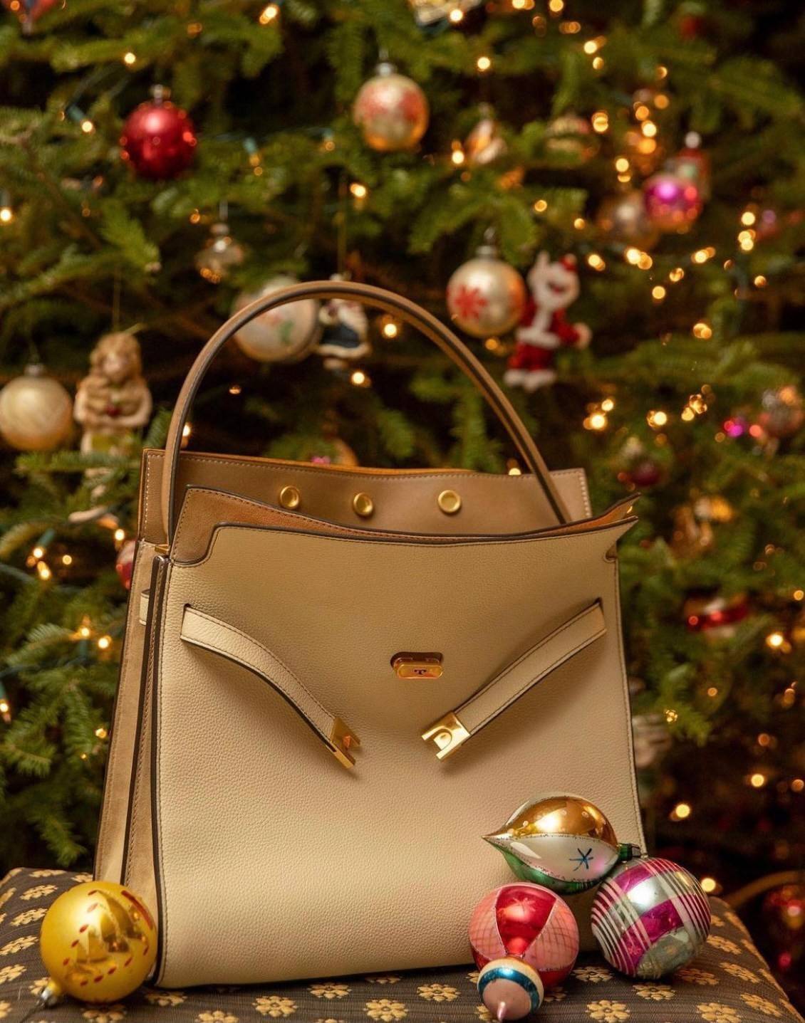 Tory burch lee radziwill pebbled small double bag กระเป๋า Lee Radziwill Double Bag สุดหรู ที่คำนึงถึงการเลเยอร์หนังและหนังกลับอย่างประณีตลงไปในงานดีไซน์ สามารถปรับปากกระเป๋าได้ 3 แบบตามต้องการ พร้อมนำเอาความเป็น American Luxury มาตีความใหม่ผ่านแง่มุมของคว