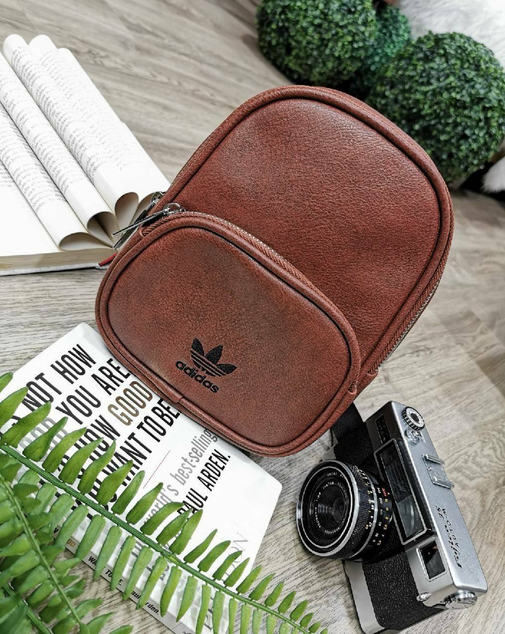 ADIDAS MINI BAGPACK กระเป๋าเป้สไตล์ Sport ขนาดมินิ กำลังน่ารัก น้ำหนักเบา ด้านหน้ามีโล้โก้และช่องซิป เปิดปิดด้วยซิปสะดวกใช้หัวซิปแบรนด์ ภายในมีโลโก้และช่องใส่ของ มีหูจับถนัดมือ สายสะพายเลื่อนปรับระดับได้ freesize ไอเท็มใหม่ดีไซน์สุดฮิต พร้อมส่งที่ไทยในราค