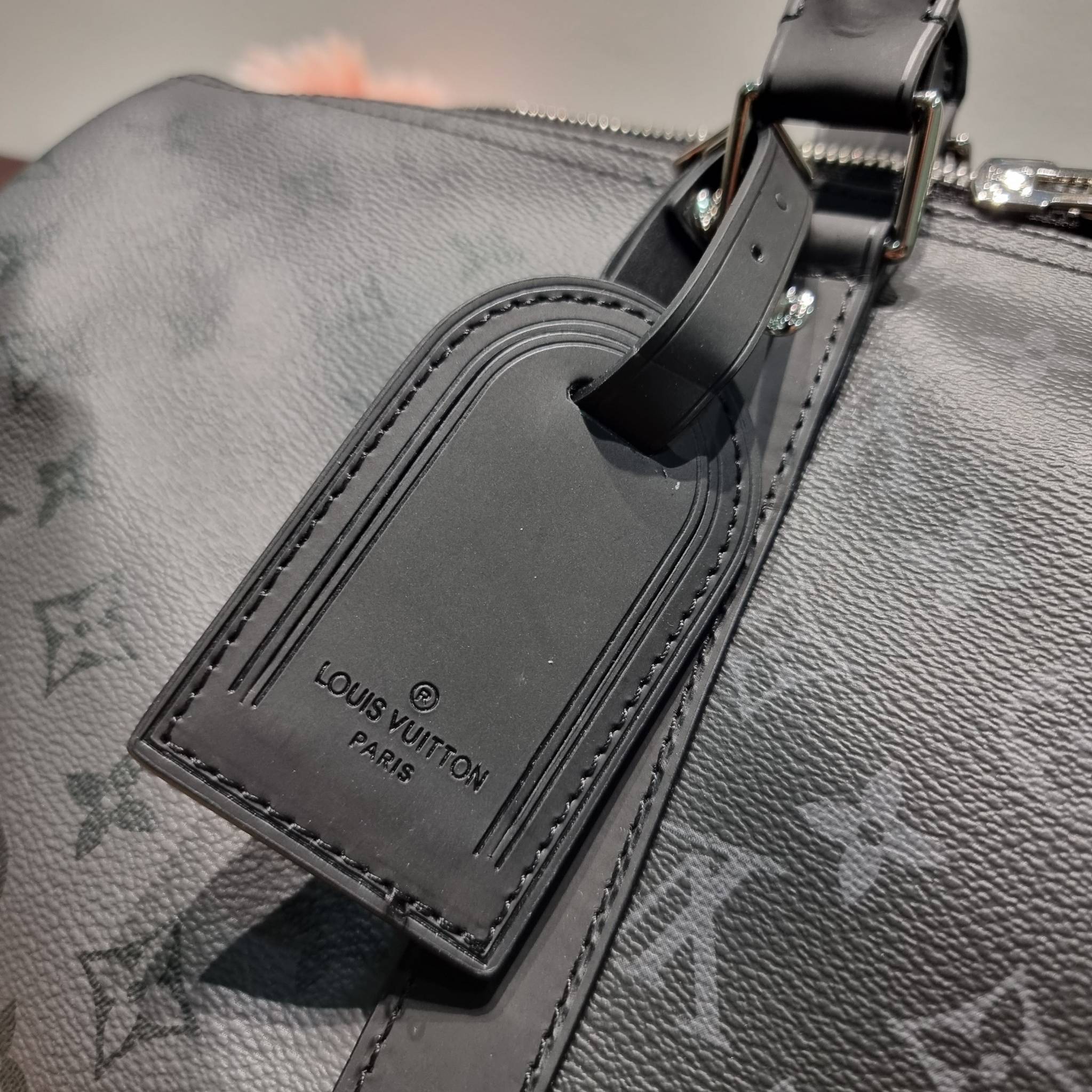 LV KEEPALL BANDOULIERE MONOGRAM ECLIPSE REVERSE กระเป๋าเดินทางสุดคลาสสิค ทึ่ใครๆก็เฝ้ารอ ไอเท็มที่จะทำให้การเดินทางไม่ธรรมดาอีกต่อไป ด้วยดีเทลความเป็นเอกลักษณ์ เรียบแต่หรู วัสดุหนังแคนวาสคุณภาพดี ลวดลายโมโนแกรม เปิด-ปิดด้วยซิปแน่นหนา มีกุญแจล็อคได้ มีสายส