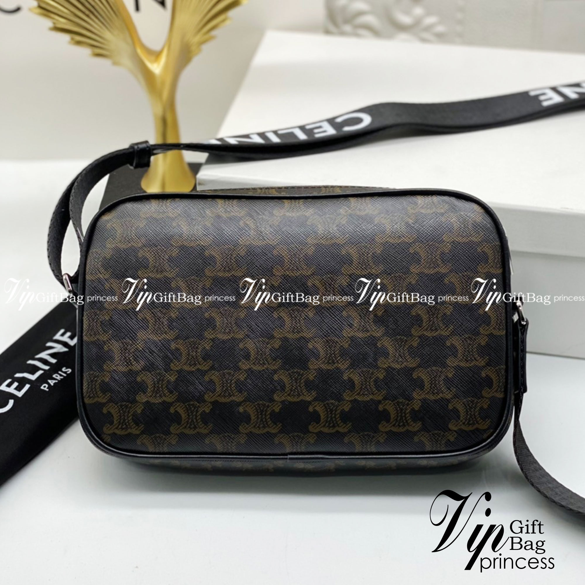 CELINE Medium Messenger bag in Triomphe Canvas / Celine Camera Bag กระเป๋าทรงครอสบอดี้ ใช้ได้ทั้งชายหญิง ขนาดกลางกำลังดี น้ำหนักเบา รูปทรงใช้งานง่าย ภาพสินค้าถ่ายจากงานขายจริง ใช้งานต่างประเทศได้