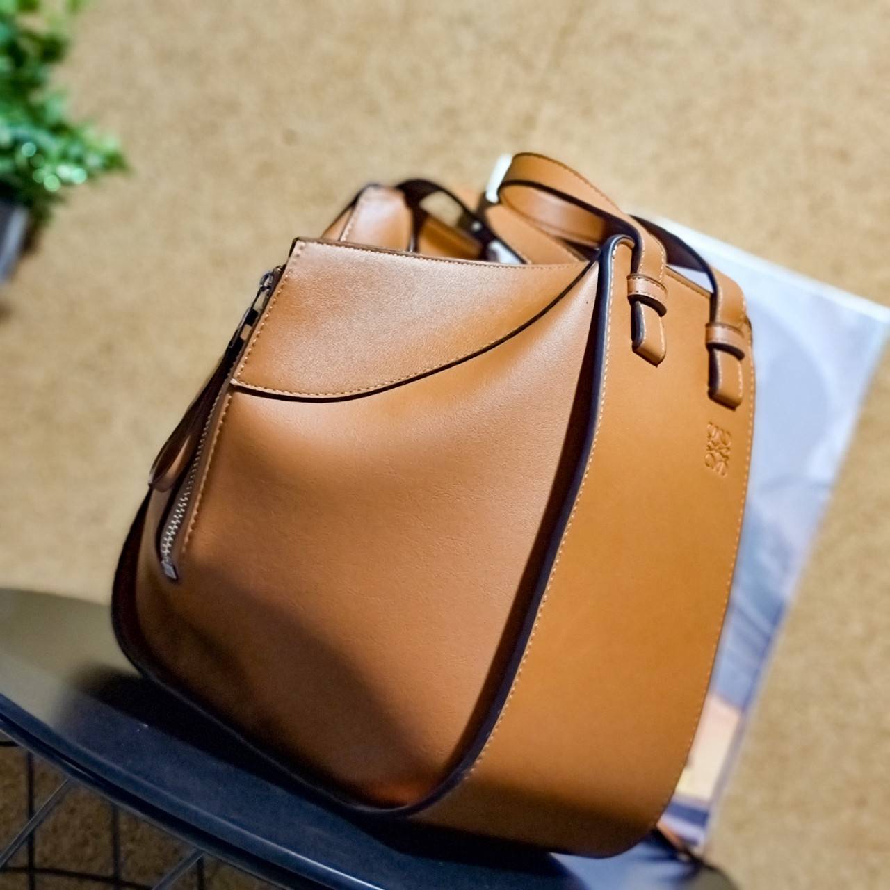 พรีเมี่ยมกิ๊ฟแท้ 100% 】LOEWE SMALL HAMMOCK BAG IN CLASSIC ไอเท็มยอดนิยม ที่ใครๆก็ใช้กัน!! กระเป๋าสะพายดีไซน์สุดแซ่บ ที่สามารถปรับเปลี่ยนรูปทรงได้หลากหลาย มีลูกเล่นทำให้ใช้ได้ไม่มีเบื่อ