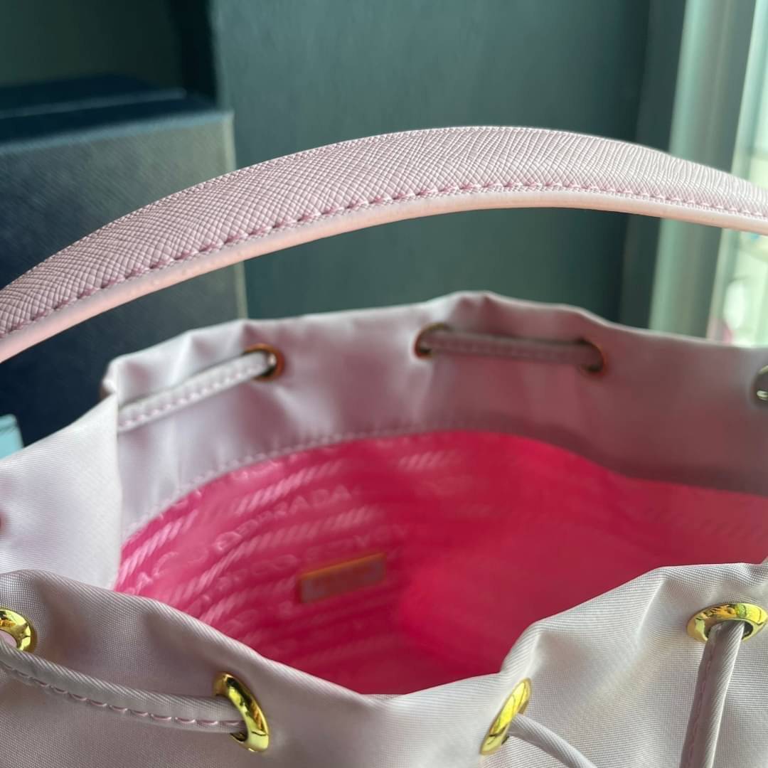 Prada Duet Re-Nylon Bucket shoulder bag / Prada Nylon bucket bag Pastel เกรดใช้สลับใบจริง ออริจินอล ใช้งานต่างประเทศได้ น้องสาวสุดสวยมาให้จับจองอีกหนึ่ง สีพาสเทลน่ารักละมุนมากๆ ค่ะ กระเป๋าสะพายข้าง ทรงขนมจีบ ไซส์มินิ ขนาดน่ารักน่าใช้มาก วัสดุขอบหนังแท้ แล