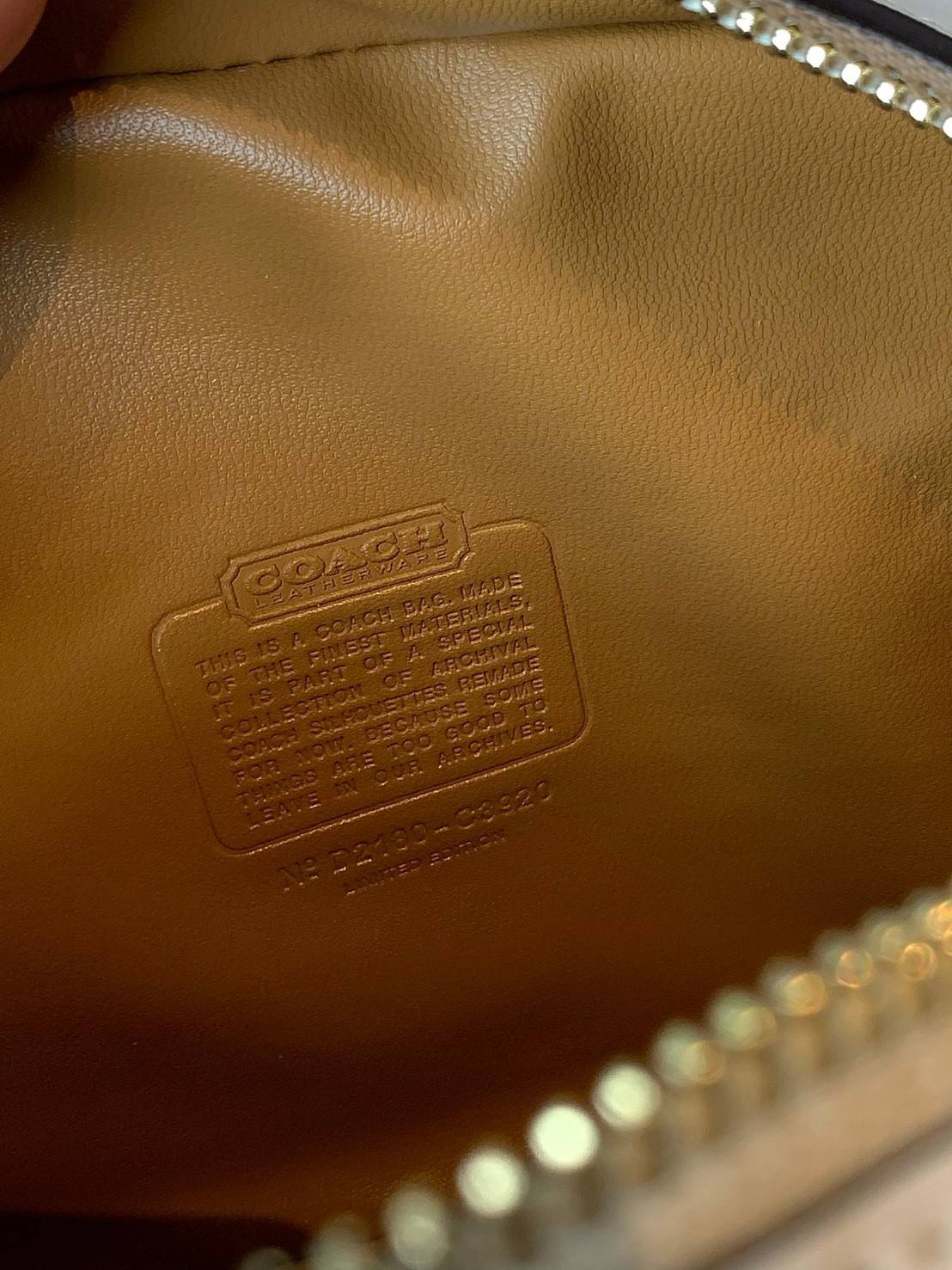 COACH LUNCHBOX TOP HANDLE WITH HEART PRINT ((C3920)) พร้อมส่งความน่ารักที่ไทย ตามมาติดๆค่ะ!! กระเป๋าสะพายข้างหรือแบบหิ้วออกงานเกร๋ๆได้เลยค่ะ หนังแท้อย่างดีสวยงามมากค่ะ ❤️จุดเด่นของรุ่นคือปริ้นลายหัวใจแบบ3D ทั้งใบ