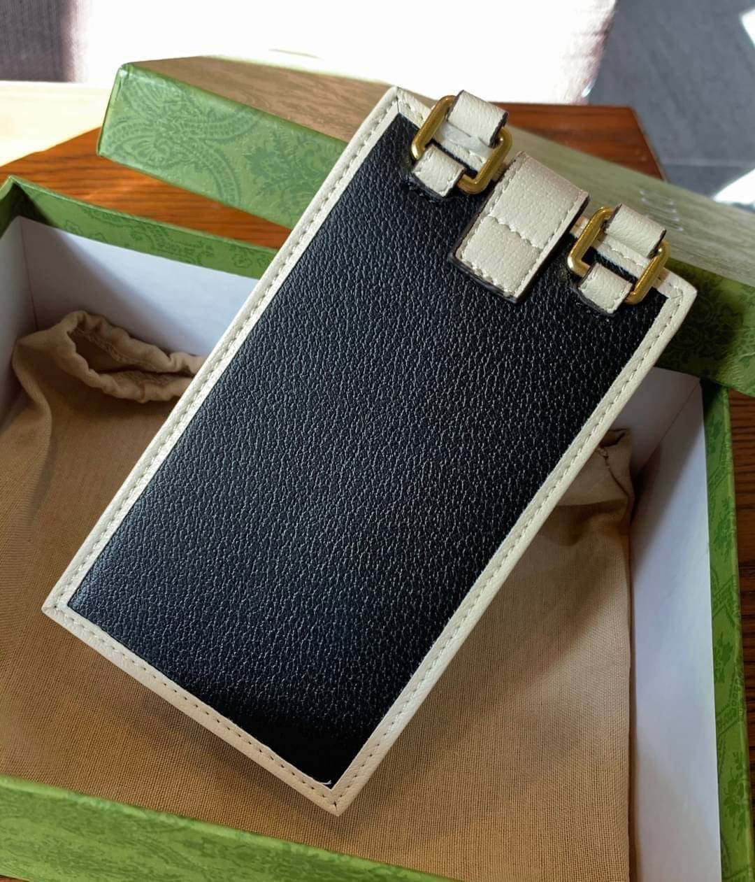 adidas x Gucci phone case ไม่มีได้ยังไง หนุ่มๆสาวๆต้องมีติดตัวค่ะ กระเป๋าใส่มือถือ มีโลโก้แบรนด์แบบนูนอันเป็นสัญลักษณ์ของคอลเลคชั่นนี้เลยค่ะ