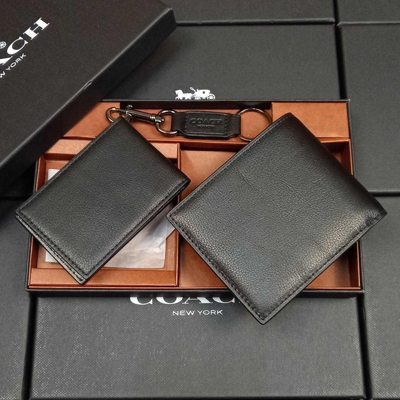 COACH COMPACT ID WALLET IN SPORT CALF LEATHER WITH KEY FOB LIMITED BOX(COACH F74991)🍁BOX SET กระเป๋าสตางค์ใบสั้น มาพร้อมใบลูกแบบแพ๊คคู่+และพวงกุญแจ//วัสดุหนังแท้ หนังนิ่ม เนื้อสัมผัสคือดีมากๆ ยิ่งจับ ยิ่งดูดี มาดเข้มบาดลึกลงตัวมาก ดูมีเสน่ห์น่าค้น