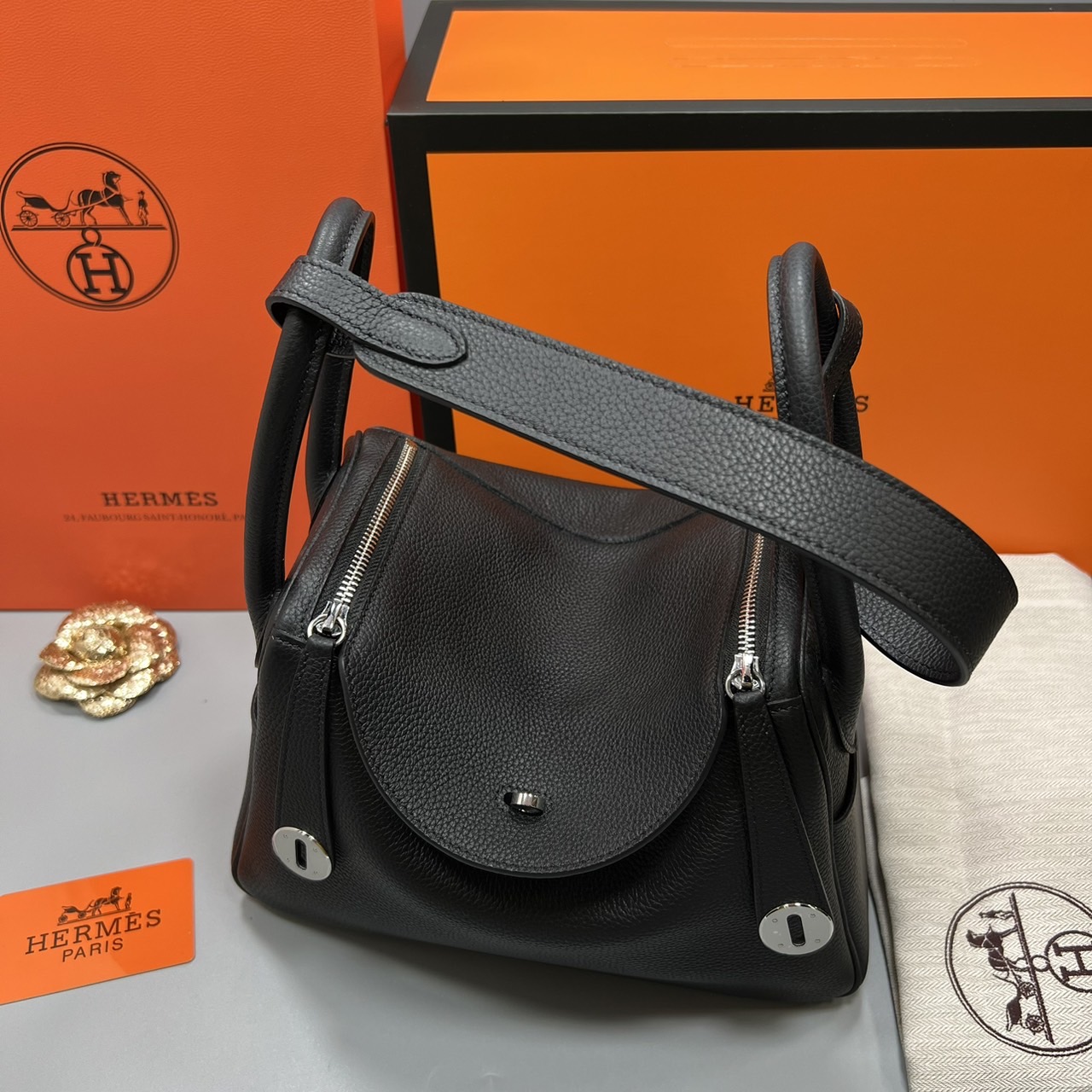พร้อมส่ง 15 สี HERMES Lindy 26 bag กระเป๋าทรงโท้ทหนังสวยอย่างดี เอกลักษณ์ของความเรียบหรูไฮคลาสอย่างสมบูรณ์แบบ เกรดออริ สลับแท้ งานสวยตามรูป ใช้งานต่างประเทศได้