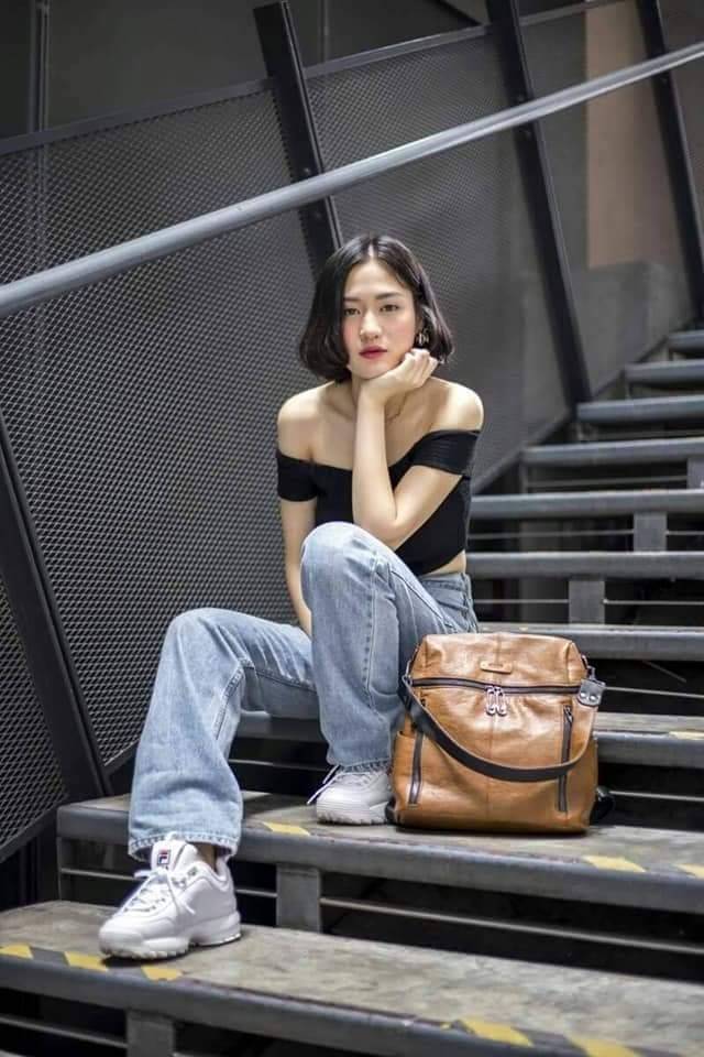 Keep speedy backpack กระเป๋าเป้หนัง ทรงน่ารัก จากแบรนด์ KEEP วัสดุหนังวัวสังเคราะห์เนื้อนิ่ม ลายหนังชัดสวย ด้านหน้ามี 2 zip สะดวกใช้งาน และช่องซิปด้านบนค่ะ มีสายสั้นสะพายไหล่ให้อีก 1 สาย ด้านข้างมีช่องใส่ของซ้ายขวา ด้านหลังมีช่องแยกเก็บของ เพิ่มอีก 1 ช่อง