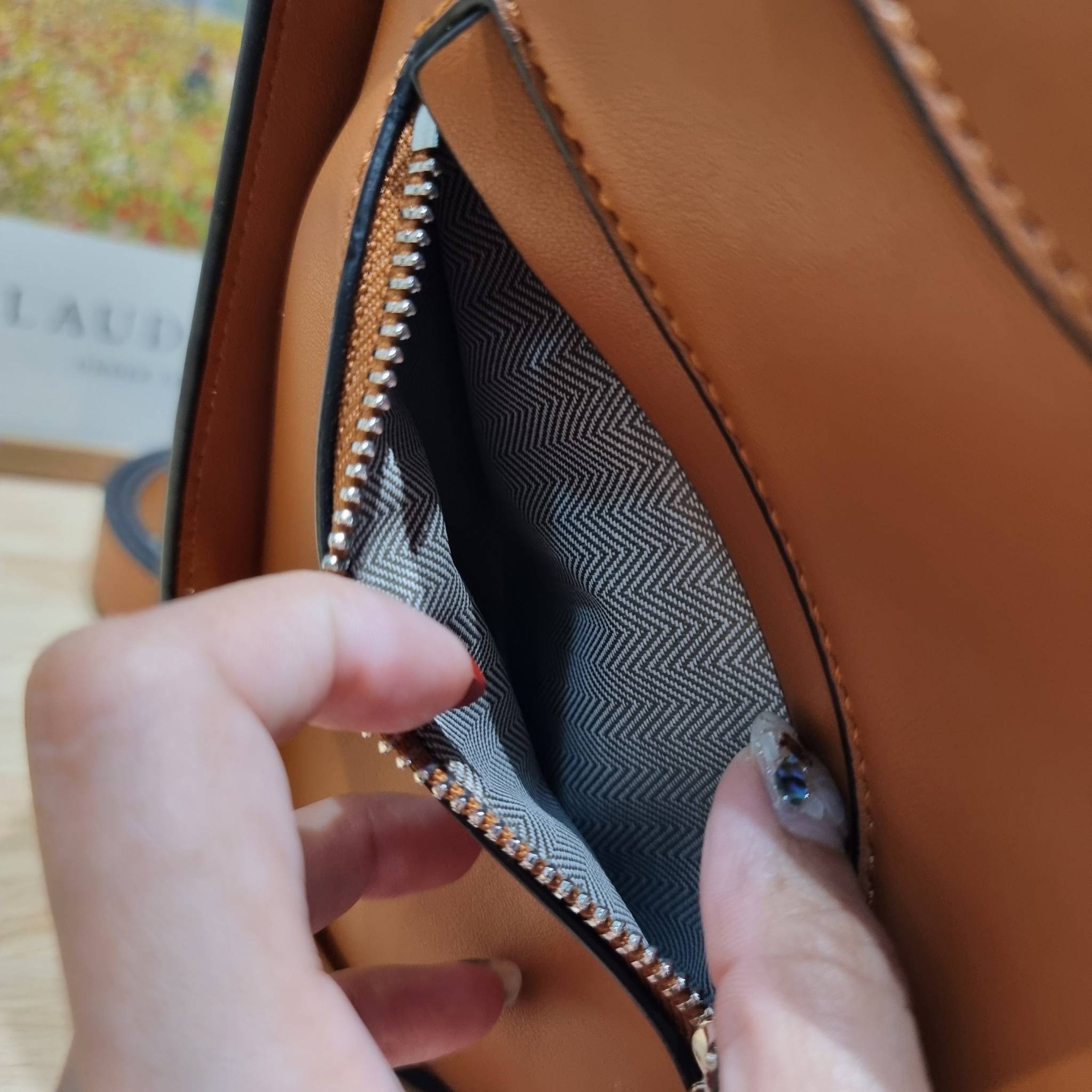 LOEWE SMALL HAMMOCK IN CLASSIC CALFSKIN พร้อมส่ง กระเป๋าสะพายดีไซส์เก๋ สามารถปรับเปลี่ยนรูปทรงได้หลากหลาย มีลูกเล่นทำให้ใช้ได้ไม่มีเบื่อ