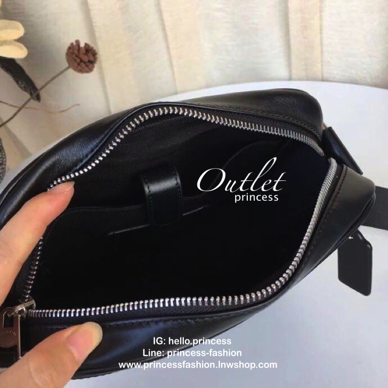 Coach Charcoal bag กระเป๋าสะพาย Coach ผู้ชาย ลาย c นูน ทรงสี่เหลี่ยมผืนผ้า สามารถใส่ iPad ได้ ภายในกว้าง มีช่องเล็กๆหลายช่องพร้อมมีช่องซิปเล็ก 1 ช่อง กระเป๋าทรงรูปตั้งได้ มีสายสะพายยาว crossbody ได้ สายสามารถปรับระดับได้ สะพายไปทำงานหรือเที่ยวได้ทุกโอกาส