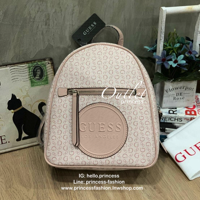 5สี Guess Woman’s Backpack กระเป๋าเป้สะพายรุ่นใหม่! วัสดุหนังsaffiano ขนาดกลางกำลังดี เปิดปิดด้วยหัวซิปหนัง ภายในบุผ้าลายsignature กว้างใส่ของได้เยอะ กระเป๋าสตางค์ยาว มินิไอแพค ด้านหน้ามีอีกหนึ่งช่องซิปเก็บของจุกจิกได้ มีโลโก้ตัวนูนเป็นดีเทลน่ารักๆ สายสะพ