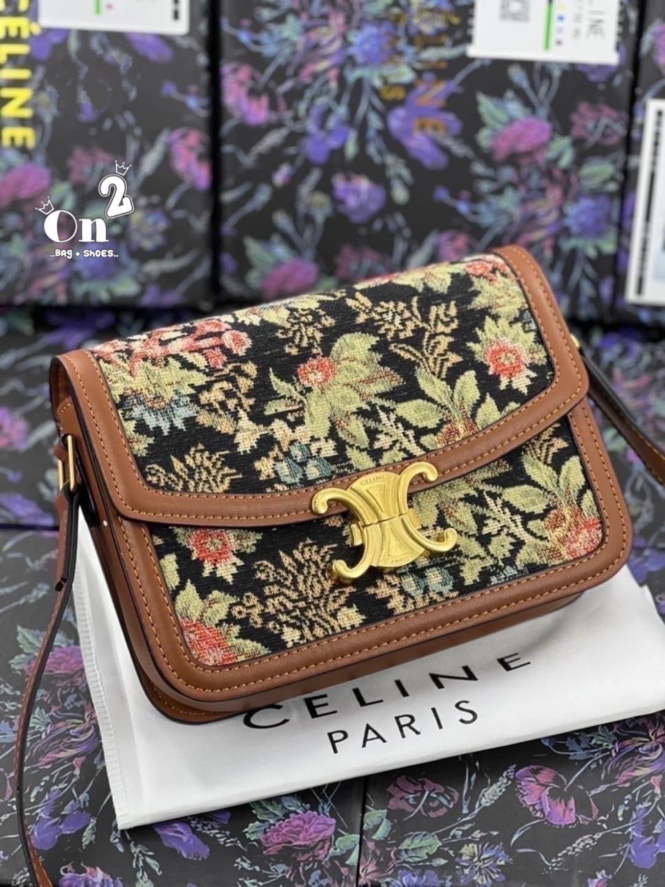 CELINE TRIOMPHE CROSSBODY BAG วัสดุ TRIOMPHE CANVAS & LEATHER ทรงเหลี่ยมหนังสวยหรูอยู่ทรงเปิดปิดด้วยฝาปิดโลโก้แบรนด์อะไหล่ทอง งานปั้มทุกจุดคอมพลีทได้ทุกลุค จะ Formal แบบทางการ หรือจะ Everyday look แฮงค์เอาท์กับเพื่อนสาวได้สบายชิวๆ ไม่มีไม่ได้แล้ว ช๊อปด่วน