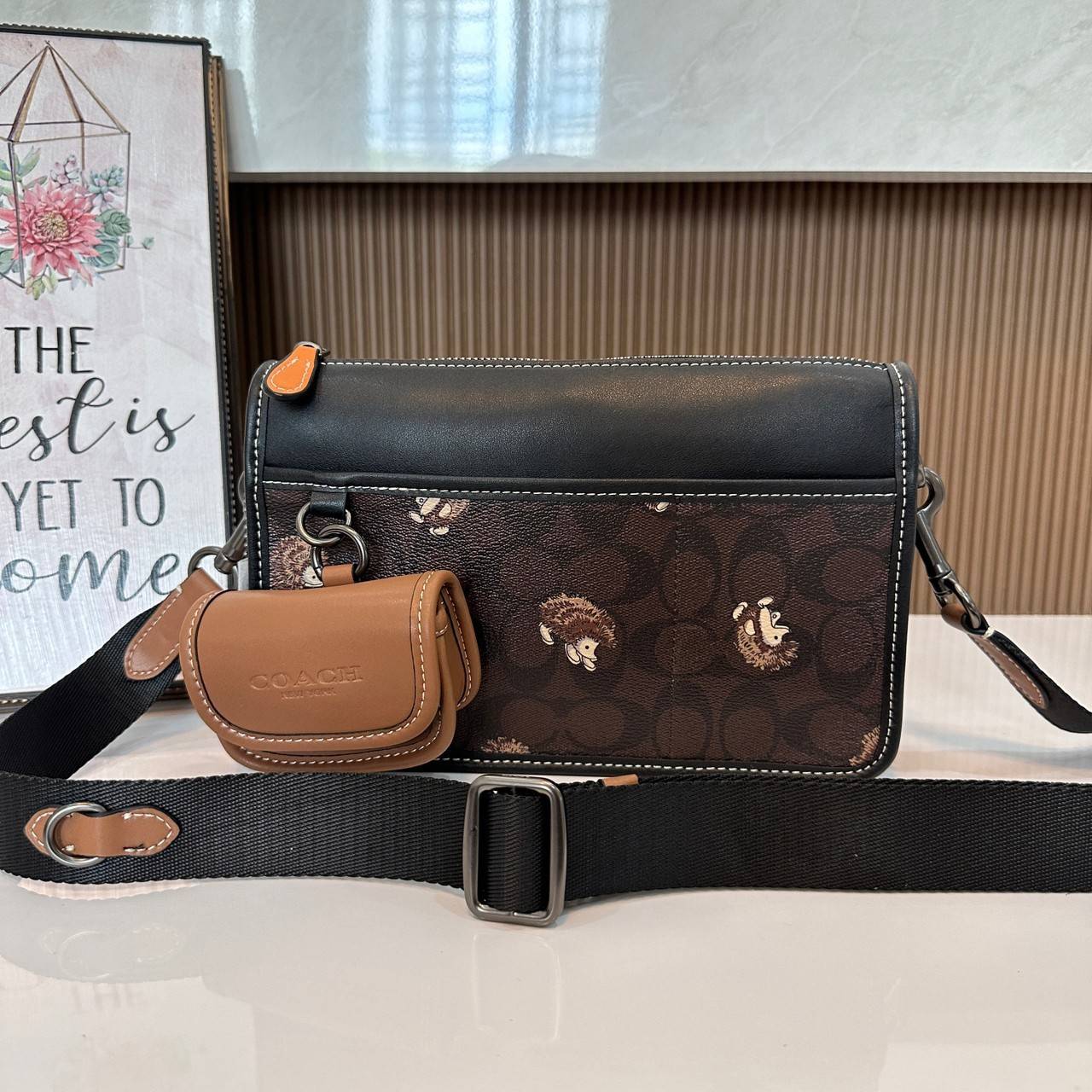 Coach Heritage Convertible Crossbody In Signature Canvas With Creature Print( cc131) กระเป๋าไฮบริดแบบถอดได้รุ่นใหม่ หล่อเท่ส์ สะพายสามารถสะพายทำงานดูดีสุดๆคะ มาพร้อมกระเป๋าใบเล็กห้อยสุดเก๋ วัสดุแคนวาสตัดขอบหนังแท้ เปิด ปิดด้วยซิป ซับในผ้า ด้านนอกกระเป๋าเป