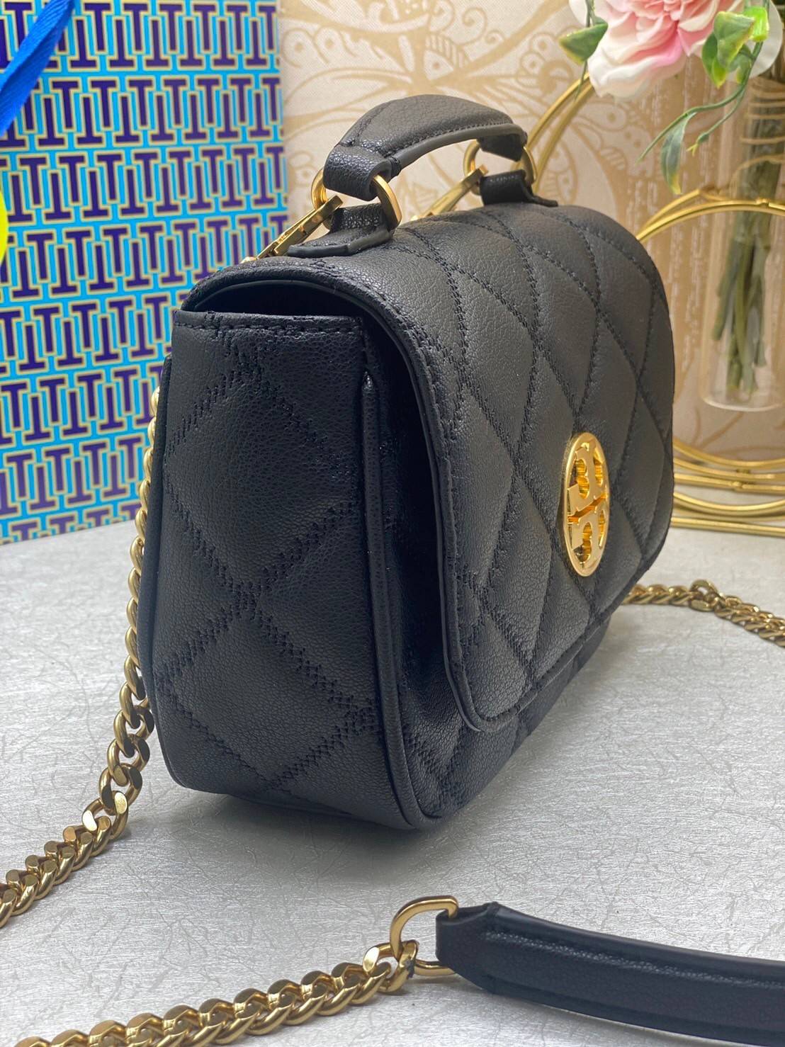Tory Burch Willa Mini Top Handle Bag พร้อมส่งที่ไทย ใบจริงคือสวยสุดดไปเลยค่าา! กระเป๋าสะพายข้างหรือหิ้วก็เก๋ไปอีกเลยค่ะ! หนังอย่างดี ลายนวมนิ่มมือดีมากค่ะ ด้านหน้ามีอะไหล่โลโก้แบรนด์