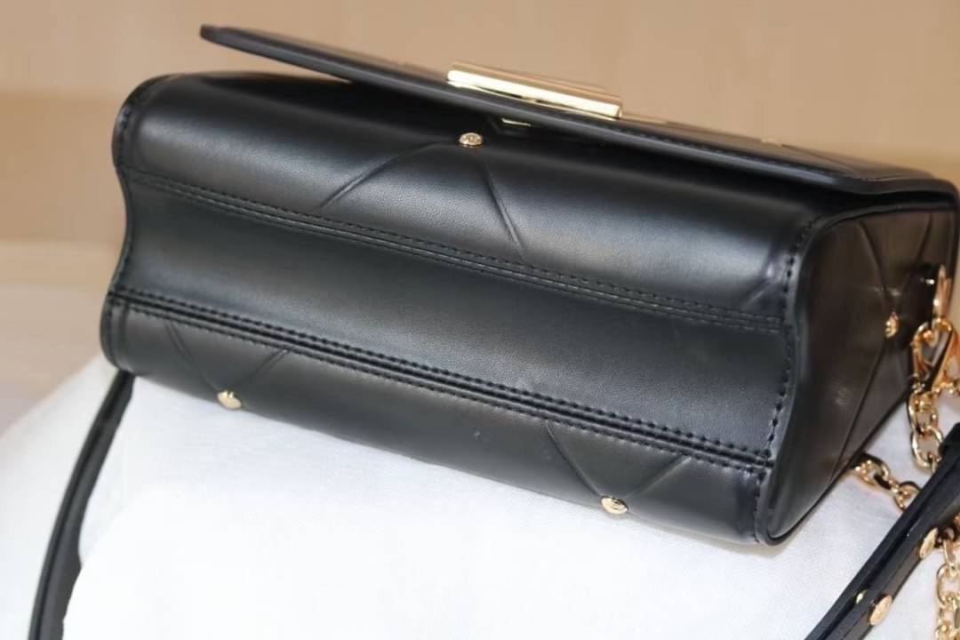 หนังแท้ LOUIS VUITTON Epi Twist Shoulder Bag MM พร้อมส่งที่ไทย เกรดออรินอลงานหนังแท้ทั้งใบ ภาพสินค้าถ่ายจากงานขายจริง ใช้งานต่างประเทศได้