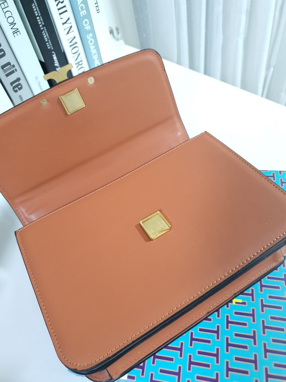 ของแท้ 💯% TORY BURCH ‘ELEANOR’ SHOULDER BAG กระเป๋าสะพายข้าง ไซส์กำลังน่ารัก วัสดุทำจากผ้าCanvas สลับหนังแท้ ฝาพับเปิดปิดด้วยแผ่นแม่เหล็ก มีช่องเล็กแยกอีกหลายช่อง ใส่โทรศัพท์ สมุดบัญชีได้