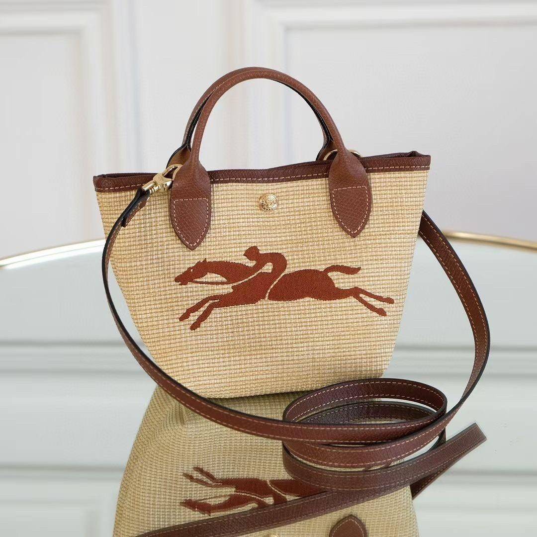 Longchamp Le Pliage Paris-St Tropez Handtasche มาแร้ววววใหม่ล่าสุดนุ้งมินิ ตัลร๊ากกก วัสดุสาน ด้านหน้าปักโลโก้ม้าอันเป็นสัญลักษณ์ของแบรนด์ ทนทานแข็งแรง ใบมินิ น้ำหนักเบา จุของได้เยอะ ใส่กระเป๋าตังค์ โทรศัพท์ iphone+ ได้ ภายในโล่ง มีสายสะพายไหล่ Crossbody 
