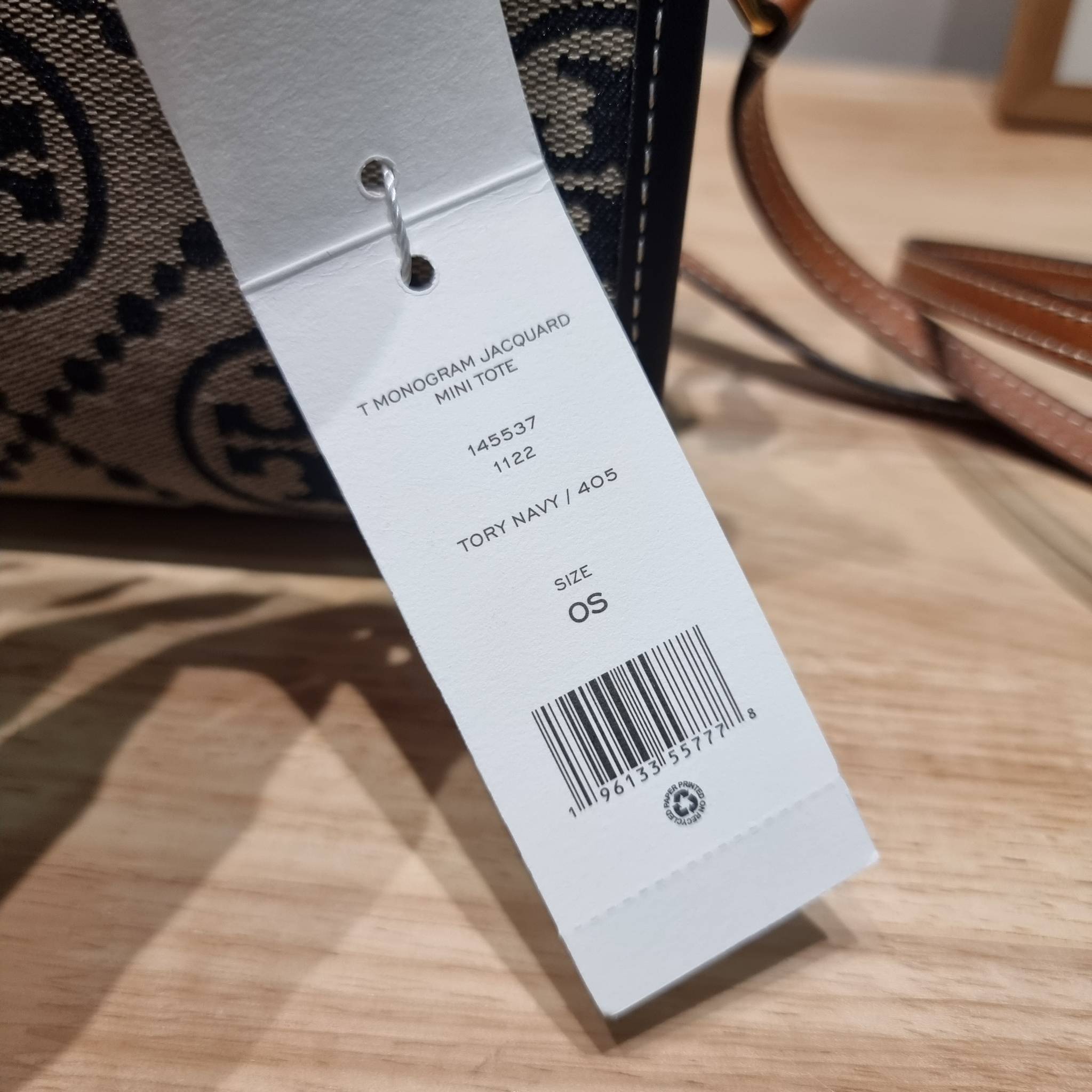 TORY BURCH MINI T MONOGRAM SQUARE TOTE รุ่นใหม่ล่าสุด คิ้วท์กว่าใคร! กับไอเท็มโมโนแกรมสุดฮิต กระเป๋าทรงโท้ทไซส์มินิ น่ารักน่าใช้มากๆ ให้คุณได้เพลิดเพลิน และคล่องตัวมากๆ