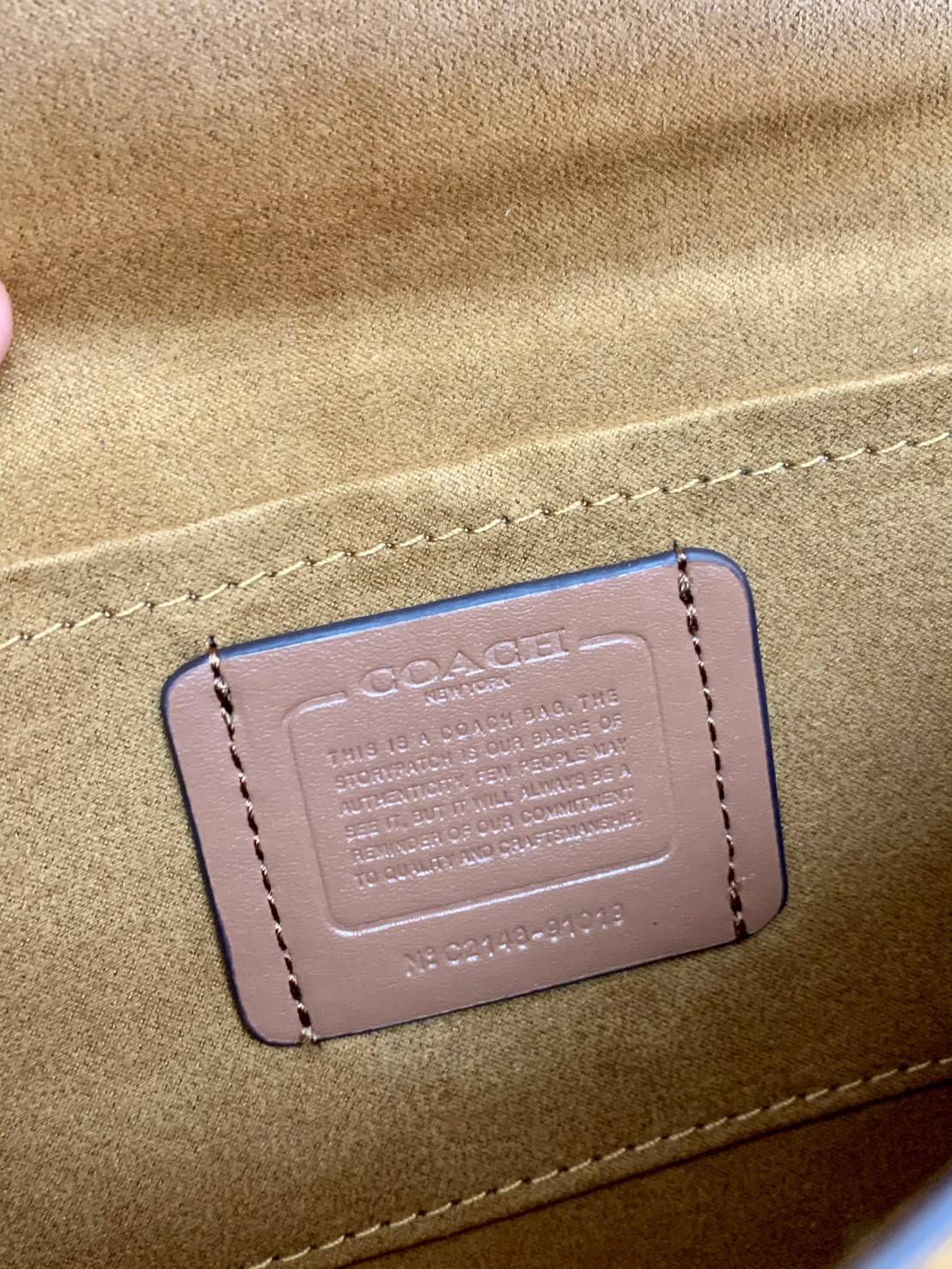 พร้อมส่งถึง8สี ห้ามพลาดค่ะ! COACH KLARE CROSSBODY BAG ((91019//91174//90400//1424//90635)) พร้อมส่งที่ไทย กระเป๋าสะพายครอสบอดี้ร์หรือสามารถทบเป็นสายคู่คล้องไหล่ได้ด้วยค่ะ หนังแท้ แต่ละสีทำลายหนังได้สวยงามแตกต่างกันออกไปนะคะ ✔️ห้อยด้วยป้ายแบรนด์แบบโ