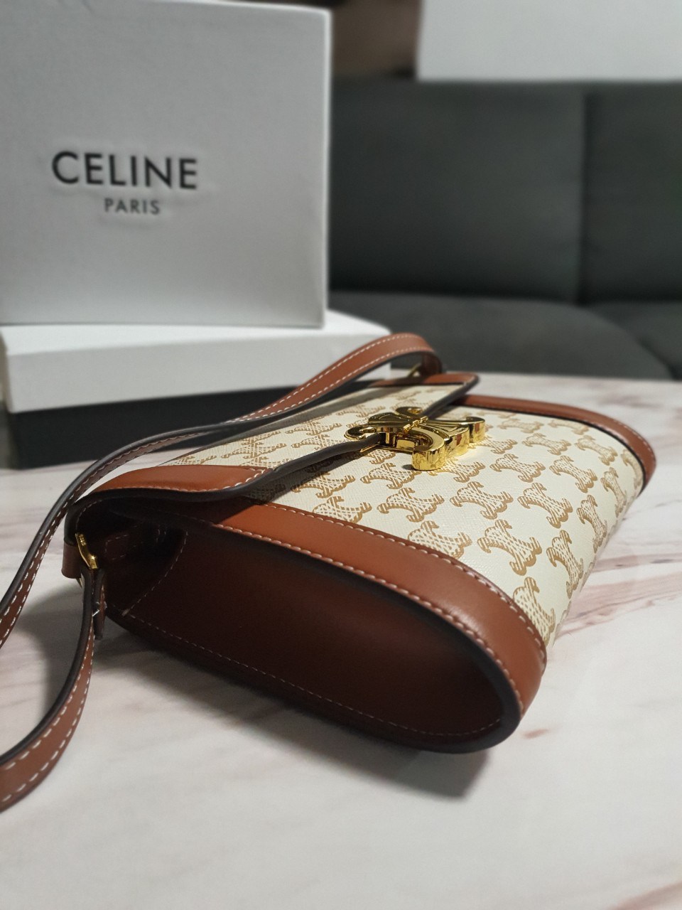 CELINE WOC BAG VIP GIFT WITH PURCHASE (GWP) พรีเมี่ยมกิ๊ฟ Limited Edition จาก PERFUME DUTYFREE COUNTER กระเป๋าทรง CROSSBODY วัสดุหนังทั้งใบตกแต่งขอบสีน้ำตาล ด้านในเปิดปิดด้วยปุ่มบีบโลโก้แบรนด์ มีช่องของโล่งกว้าง พร้อมช่องซิปอีกช่อง มาพร้อมสายสะพายหนังถอดแ