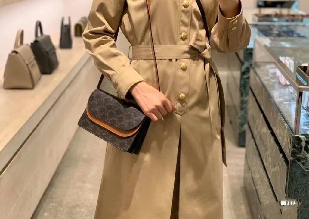 CELINE WALLET ON STRAP IN TRIOMPHE CANVAS AND LEATHER อีกหนึ่งรุ่นยอดนิยม กระเป๋าสะพายกึ่งคลัทช์ ในรูปแบบกระเป๋าสตางค์ ให้พกพาได้ง่าย ใส่ของสำคัญ มือถือ หรือบัตรต่างๆได้