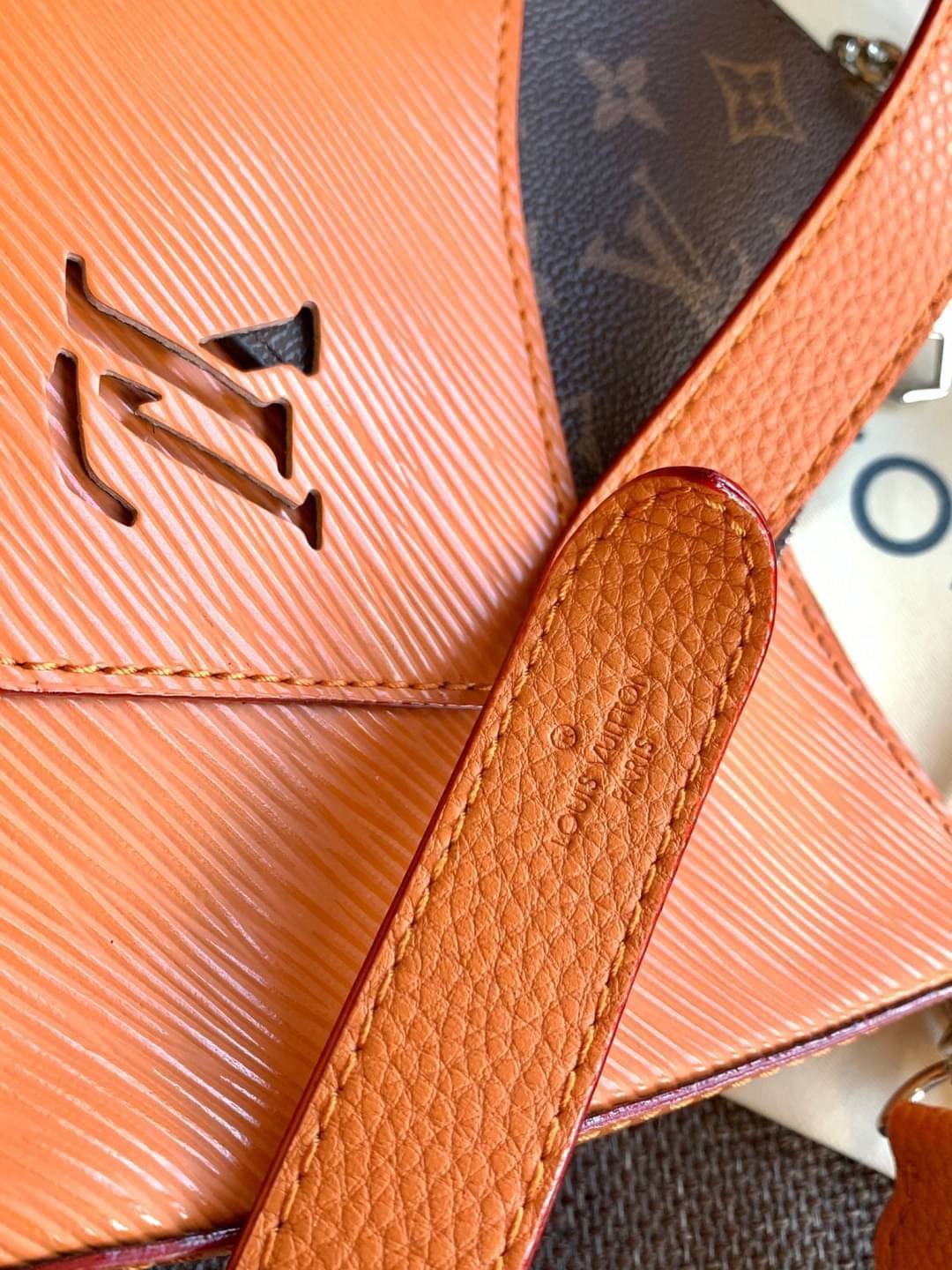 VIP 🥂 LOUIS VUITTON MARELLR EPI LEATHER รุ่นนี้ลายหนังเป็นลายไม้ มีโลโก้แบรนด์แบบฉลุด้านหน้า มาพร้อมกระเป๋าใบลูกแบบซิปจัดเก็บได้ตรงช่องด้านหน้า สามารถถอดออกแยกใช้งานได้ต่างหากนะคะ เปิดปิดกระเป๋าแบบซิป ภายในโล่ง สามารถใส่กระเป๋าเงินใบยาวได้;ของจุกจ