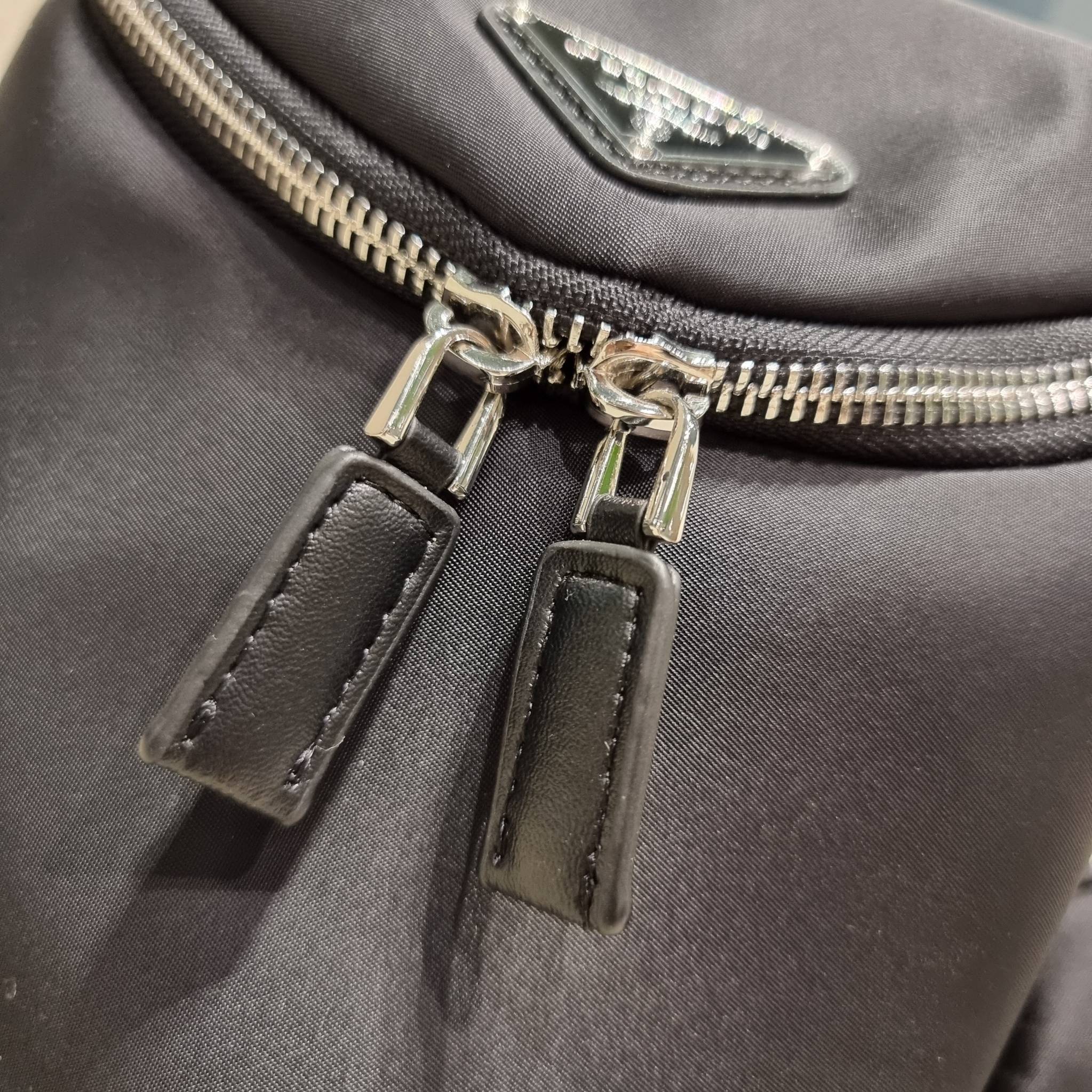 PRADA RE-NYLON AND LEATHER SHOULDER BAG ถึงเวลาของหนุ่มกันแล้ว!! ไอเท็ม best seller ที่เตรียมขึ้นแท่นรุ่นหายาก เท่ คูล ดูดี ไม่เกร่อ กระเป๋าสะพายข้าง รูปทรงเรขาคณิต ดีไซน์เรียบง่าย แต่มีความหรูในตัว วัสดุผ้าไนล่อนคุณภาพ พร้อมใบลูก ไว้ใส่เหรียญ ใส่กุญแจได้