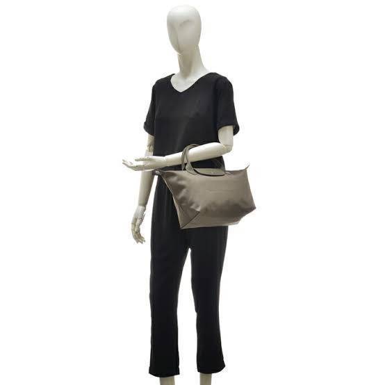 Longchamp LE PLIAGE NÉO TOP HANDLE BAG อีกหนึ่งรุ่นยอดนิยม ที่สาวๆ ต้องมีไว้เก็บไว้สักใบ กระเป๋าโท้ทใบนี้ มาพร้อมกับสีที่มีสไตล์เรียบง่าย มีสายสะพายยาวปรับสั้นยาวได้ช่วยให้คุณสามารถสะพายไหล่ได้อย่างสบาย ในตัวสายปักโลโก้อันเป็นสัญลักษณ์ ในขณะที่ที่ปิดแบบซิ