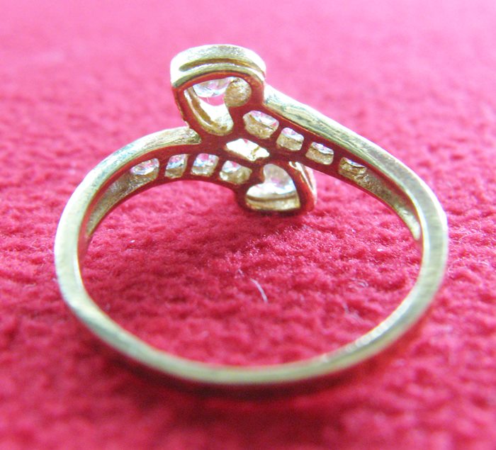 สินค้าหมดค่ะ แหวนเพชรทองเหลือง แบบ2(หัวใจไขว้2ดวง)พร้อมกล่องกำมะหยี่รูปหัวใจค่ะ