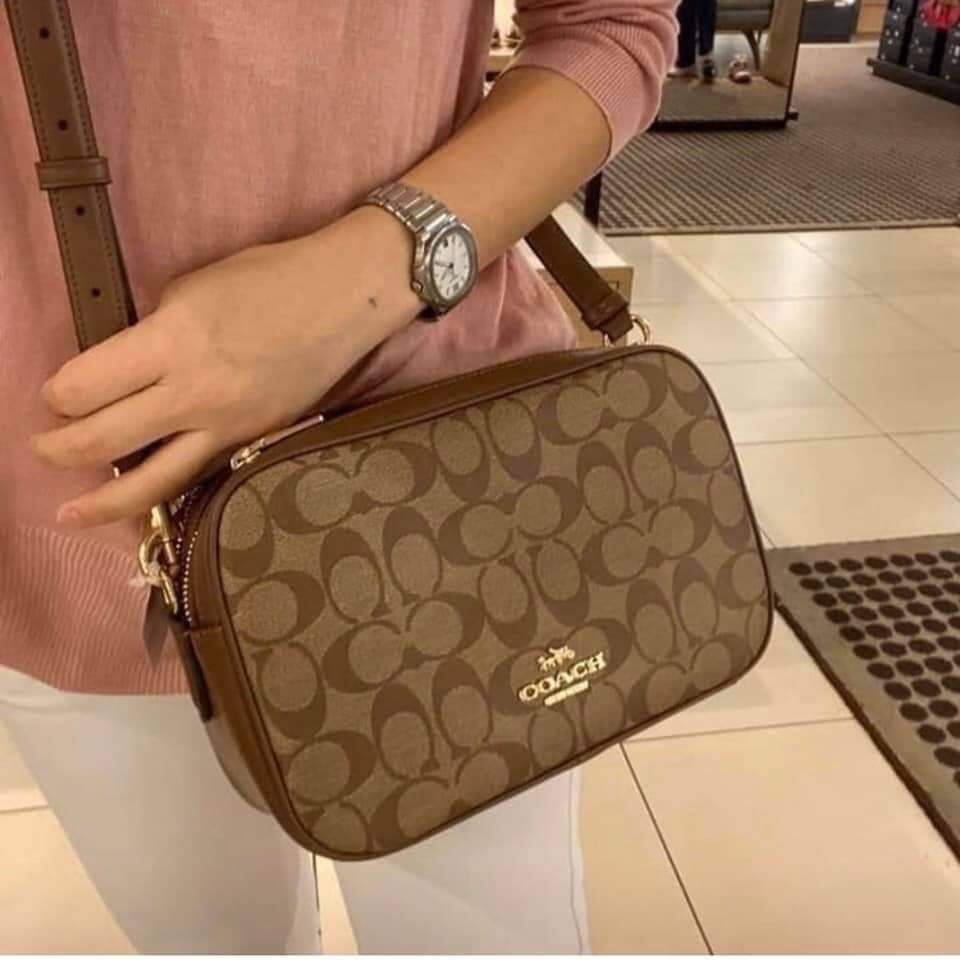 OUTLET 】COACH F68168 JES CROSSBODY IN SIGNATURE CANVAS รุ่นยอดฮิต!! กระเป๋าสะพายข้าง รุ่น 2 ซิป ใบใหญ่จุใจ สีคลาสสิคขายดี!! วัสดุหนังแคนวาสเคลือบลาย เปิด-ปิดด้วยซิป 2 ช่องหลัก ใช้งานง่าย ทรงสวยมากๆรุ่นนี้ มาพร้อมสายสะพาย crossbody ปรับได้ตามตัว ภายในใส่ขอ